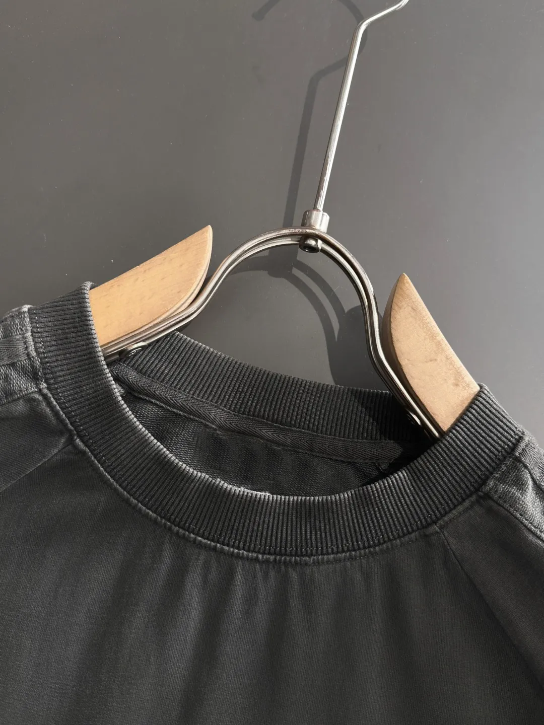 🅿️270 shipped next day. High quality Celine/Celine 2025 spring and summer new men's batik washed short-sleeved T-shirt. Made of combed heavy weight washed double yarn fabric. The high-strength fabric feels full of weight when weighed. The upper body is also more textured than ordinary T-shirts and is not easy to deform. This texture can cope with the weather. It is sweat-absorbent and breathable, suitable for both hot and cold! Perfectly produced with reference to the original stitch and stitch! Loose fit design, looks noble. Sizes: S to XXL