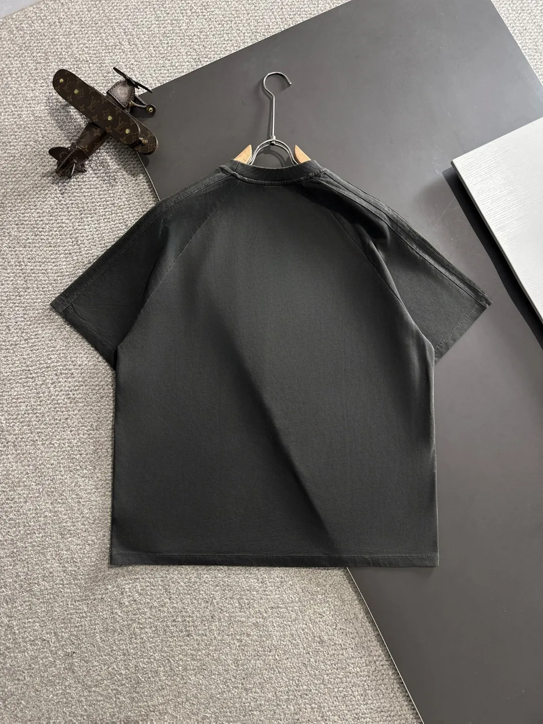 🅿️270 shipped next day. High quality Celine/Celine 2025 spring and summer new men's batik washed short-sleeved T-shirt. Made of combed heavy weight washed double yarn fabric. The high-strength fabric feels full of weight when weighed. The upper body is also more textured than ordinary T-shirts and is not easy to deform. This texture can cope with the weather. It is sweat-absorbent and breathable, suitable for both hot and cold! Perfectly produced with reference to the original stitch and stitch! Loose fit design, looks noble. Sizes: S to XXL
