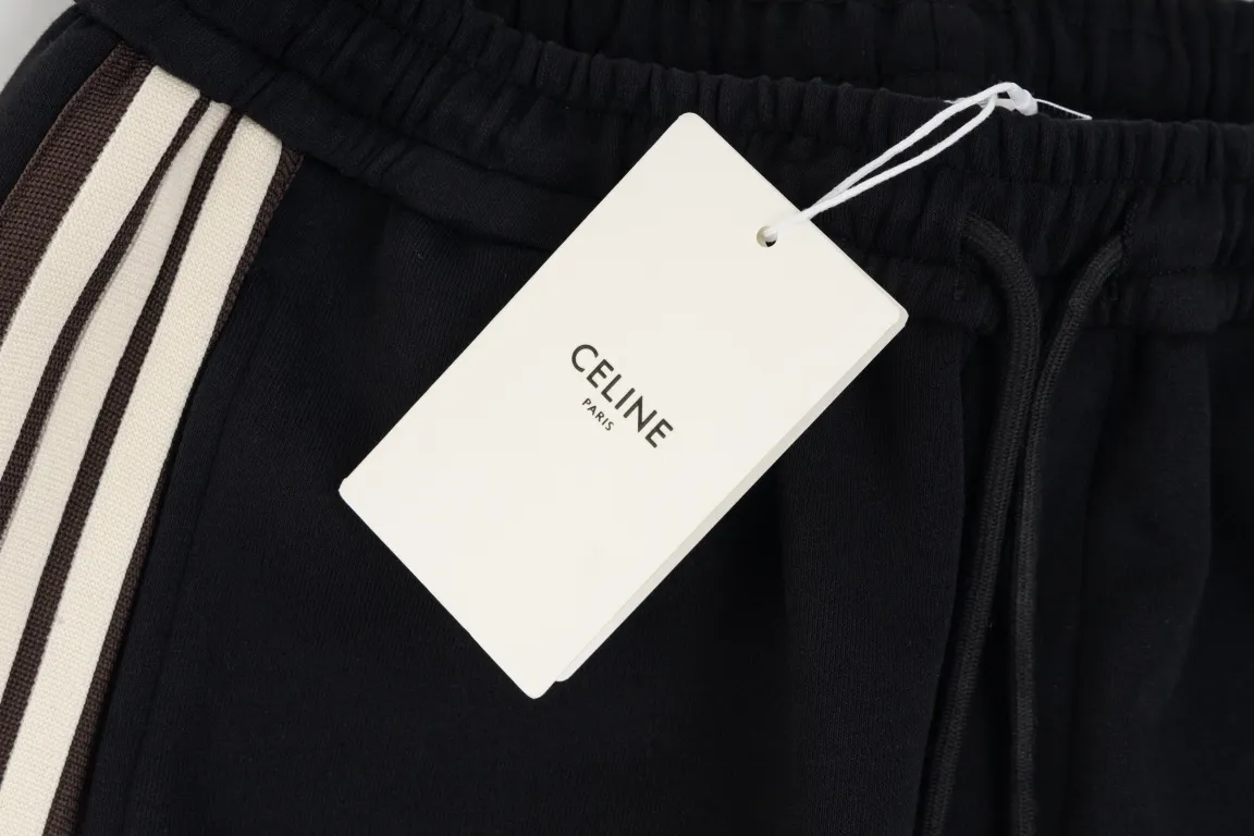 🅿️250 Style No./G135 Celine small label letter embroidery ribbon sweatpants CELINE official website consistent style Fabric: 450g high-weight premium composite fabrics, same color weaving and dyeing threads in the same cylinder, consistent color Three-dimensional full small label embroidery ➕Jacquard ribbon Supporting: complete three labels Cardboard oil paper code sticker packaging High temperature pre-shrinking process before production will not shrink and deformation Imported machine professional plate making os version Can wear up to 200 pounds. Size is measured manually. Error of 2-3cm is normal. Color: Black Size: s m l xl