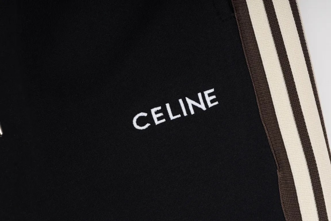 🅿️250 Style No./G135 Celine small label letter embroidery ribbon sweatpants CELINE official website consistent style Fabric: 450g high-weight premium composite fabrics, same color weaving and dyeing threads in the same cylinder, consistent color Three-dimensional full small label embroidery ➕Jacquard ribbon Supporting: complete three labels Cardboard oil paper code sticker packaging High temperature pre-shrinking process before production will not shrink and deformation Imported machine professional plate making os version Can wear up to 200 pounds. Size is measured manually. Error of 2-3cm is normal. Color: Black Size: s m l xl