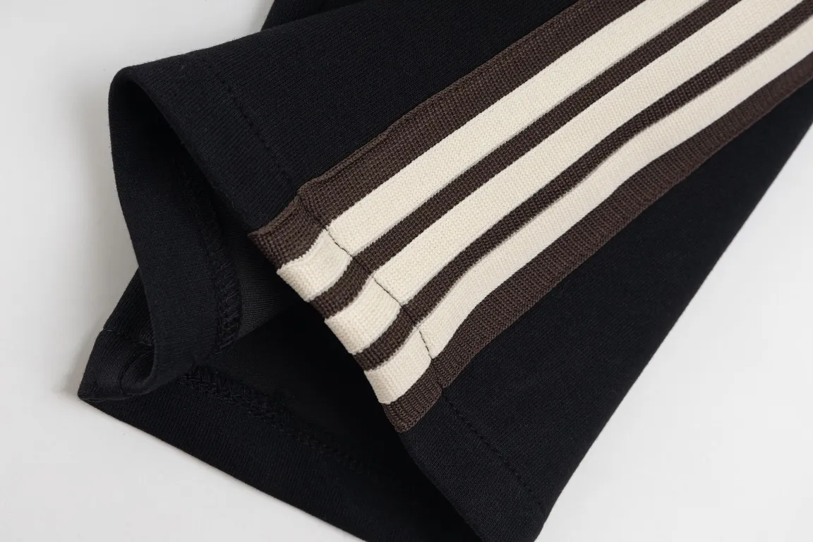 🅿️250 Style No./G135 Celine small label letter embroidery ribbon sweatpants CELINE official website consistent style Fabric: 450g high-weight premium composite fabrics, same color weaving and dyeing threads in the same cylinder, consistent color Three-dimensional full small label embroidery ➕Jacquard ribbon Supporting: complete three labels Cardboard oil paper code sticker packaging High temperature pre-shrinking process before production will not shrink and deformation Imported machine professional plate making os version Can wear up to 200 pounds. Size is measured manually. Error of 2-3cm is normal. Color: Black Size: s m l xl