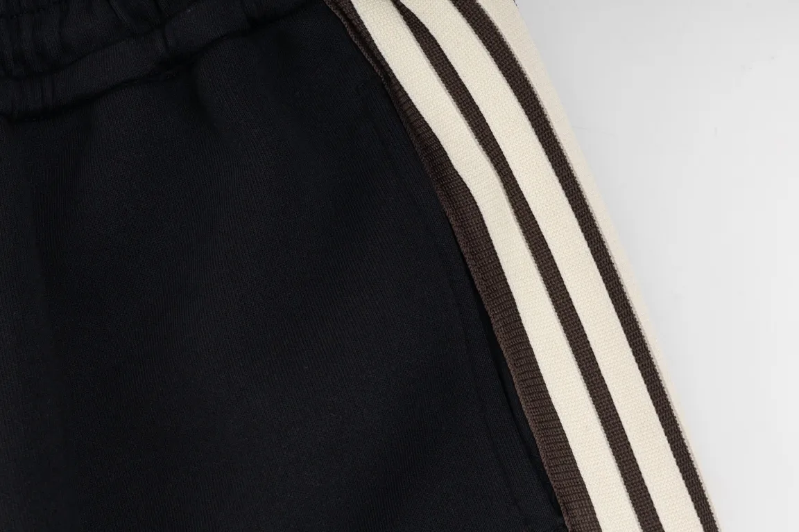 🅿️250 Style No./G135 Celine small label letter embroidery ribbon sweatpants CELINE official website consistent style Fabric: 450g high-weight premium composite fabrics, same color weaving and dyeing threads in the same cylinder, consistent color Three-dimensional full small label embroidery ➕Jacquard ribbon Supporting: complete three labels Cardboard oil paper code sticker packaging High temperature pre-shrinking process before production will not shrink and deformation Imported machine professional plate making os version Can wear up to 200 pounds. Size is measured manually. Error of 2-3cm is normal. Color: Black Size: s m l xl