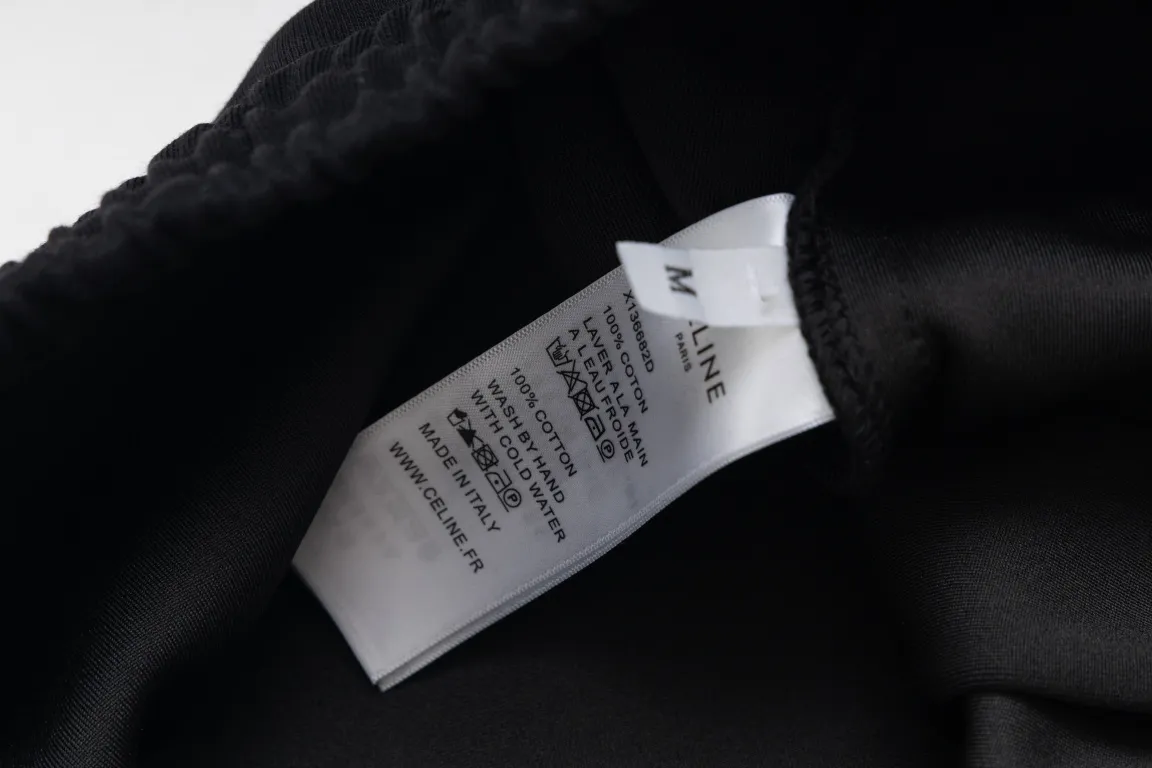 🅿️250 Style No./G135 Celine small label letter embroidery ribbon sweatpants CELINE official website consistent style Fabric: 450g high-weight premium composite fabrics, same color weaving and dyeing threads in the same cylinder, consistent color Three-dimensional full small label embroidery ➕Jacquard ribbon Supporting: complete three labels Cardboard oil paper code sticker packaging High temperature pre-shrinking process before production will not shrink and deformation Imported machine professional plate making os version Can wear up to 200 pounds. Size is measured manually. Error of 2-3cm is normal. Color: Black Size: s m l xl