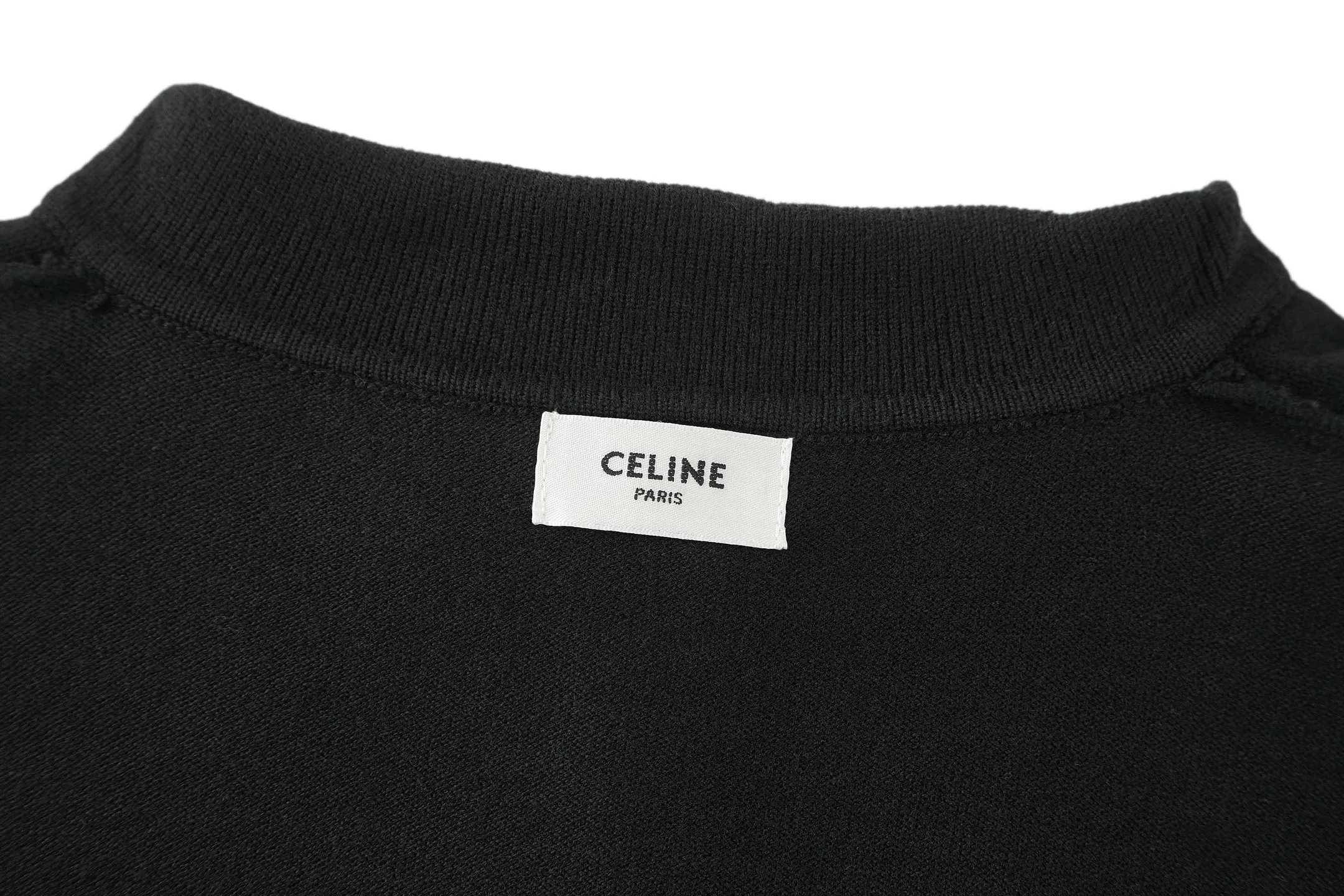 🅿️400 [Exclusive supply] Celine Arc de Triomphe embroidered knitted Polo shirt (black). The original version was purchased and developed for 9300. The fabric is 100% cotton yarn. The original fabric is custom-dyed with 1:1 color matching. Washing water fixes the shape and color of the clothes. Manual picking and drawing. The embroidery is made by imported machines, with a 1:1 high degree of reduction of the CELINE Arc de Triomphe embroidery logo. 3 mother-of-pearl buttons engraved with CELINE. Size:37-38-39-40