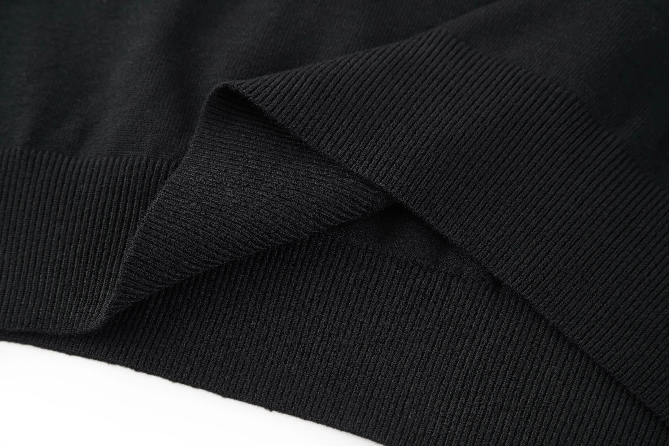🅿️400 [Exclusive supply] Celine Arc de Triomphe embroidered knitted Polo shirt (black). The original version was purchased and developed for 9300. The fabric is 100% cotton yarn. The original fabric is custom-dyed with 1:1 color matching. Washing water fixes the shape and color of the clothes. Manual picking and drawing. The embroidery is made by imported machines, with a 1:1 high degree of reduction of the CELINE Arc de Triomphe embroidery logo. 3 mother-of-pearl buttons engraved with CELINE. Size:37-38-39-40