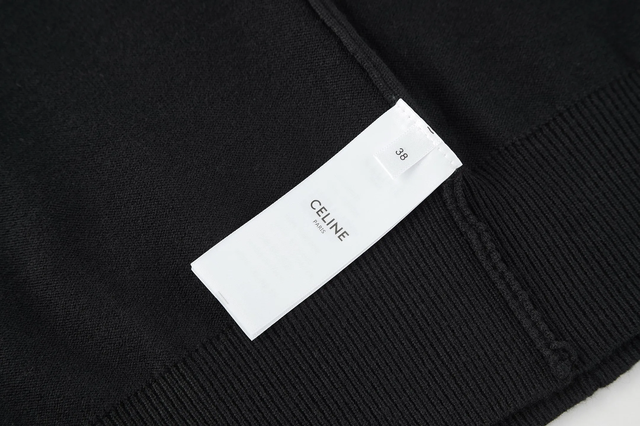 🅿️400 [Exclusive supply] Celine Arc de Triomphe embroidered knitted Polo shirt (black). The original version was purchased and developed for 9300. The fabric is 100% cotton yarn. The original fabric is custom-dyed with 1:1 color matching. Washing water fixes the shape and color of the clothes. Manual picking and drawing. The embroidery is made by imported machines, with a 1:1 high degree of reduction of the CELINE Arc de Triomphe embroidery logo. 3 mother-of-pearl buttons engraved with CELINE. Size:37-38-39-40
