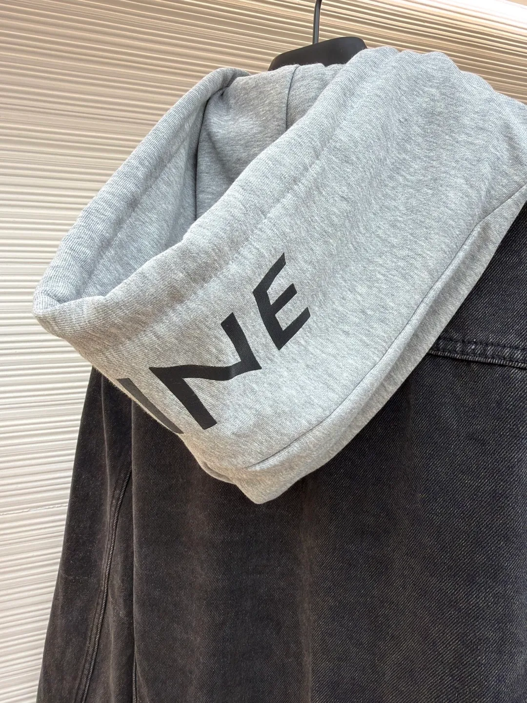 Celine hooded denim jacket ●Original version: Purchased and developed for 14500 ●Item number: 1682200-B40 ●Material: denim fabric ●Technology: Made with pure handmade high-elastic offset printing technology ●Color: black and gray ●Version: fitted version ●Weight: about 1185 grams ●Size: S-M-L-XL ●Description: Customized high-density cotton twill denim fabric, full of texture, comfortable and close to the skin, with classic light blue denim background Innate freedom and spontaneity. The front panel is simple and neat in the clean fit style. The Celine mark is on the hood. It is not noisy but has its own sound. The original charm of the denim jacket is outlined with clean and neat lines. It has the charm of simplicity and the charm of versatility. The whole piece of clothing is washed with medium filtration and uses a special solution to remove stains and slight fading. Then it is washed with snowflakes. The color is faded through strong washing methods to make the color more uniform. The workmanship is complex and pure manual high-elastic offset printing technology. Every coloring and every pressing has been repeatedly pulled. It still maintains the original shape and color during washing and other processes. It can better reflect the craftsman's exquisite skills and control of details. The whole piece of clothing is stitched using an embedded clamp machine. The embedded clamp machine can control the distance between the double needles by changing the needle position. Achieve seamless splicing, smooth and tidy. The overall wiring is straight and delicate, the fabric is comfortable and soft, and the color is consistent without color difference. It can be matched with the same style to create a fashionable look and control various occasions. Customized accessories, complete with three standards, same style for men and women!