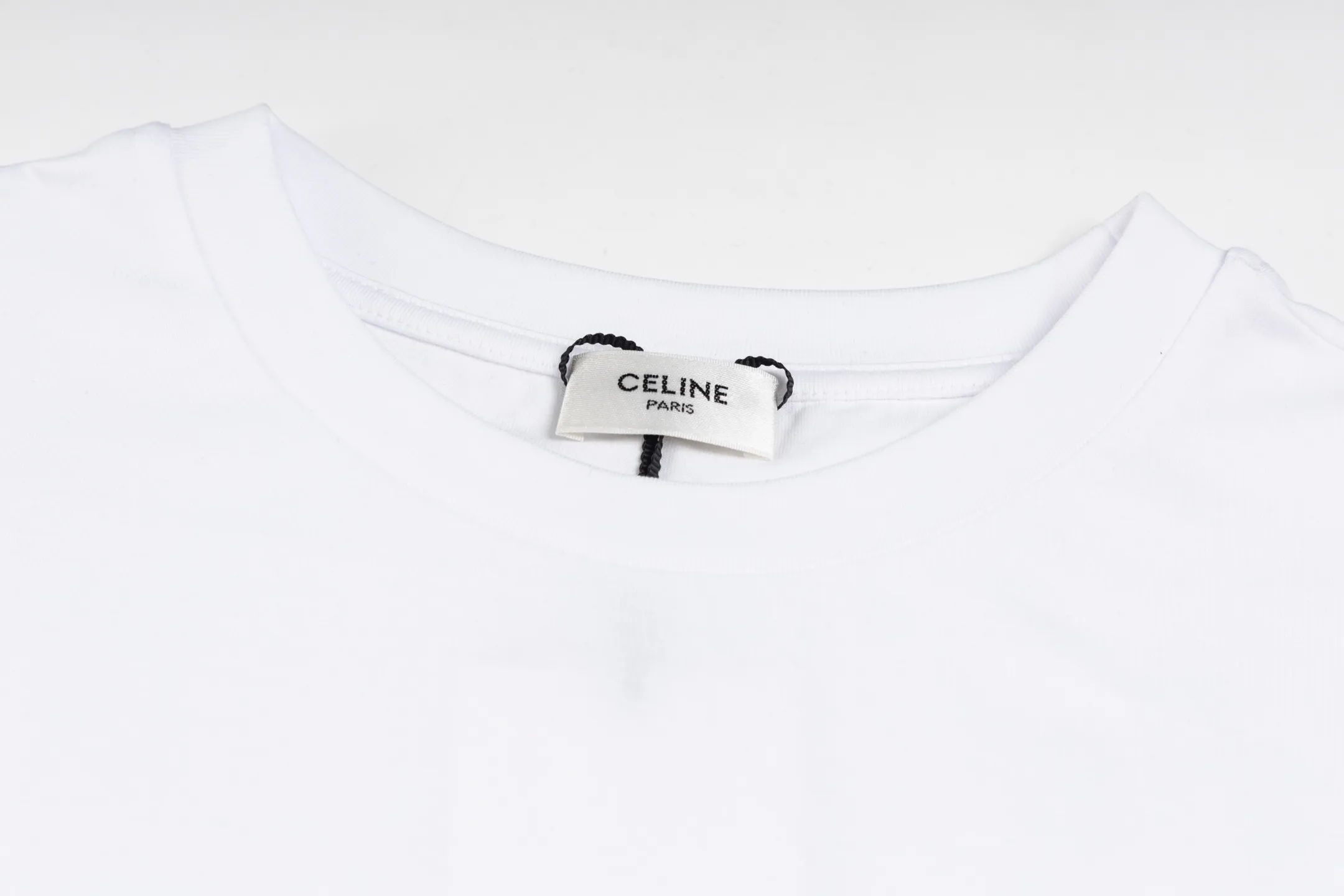 🅿️270 [Exclusive supply] Celine 25FW short sleeves with stroked letters. The fabric is made of 50S 165g double-ply plain fabric, and the thread is made of 32S 300g 1×1 stretch rib. 50S double-strand mercerized cotton fabric adopts fine yarn selection, unique mercerization treatment, advanced weaving technology, and environmentally friendly dyeing and finishing processes. Double-strand mercerized cotton fabric has excellent moisture absorption and breathability. Its good elasticity and wrinkle resistance make the fabric less likely to deform during wearing and washing, and is easy to care for. High-density printing technology ensures the clarity and detail of the pattern; after printing is completed, the textile is cured to make the environmentally friendly gouache slurry better adhere to the textile and improve the washability of the pattern. The high-density environmentally friendly gouache printing process creates a technological innovation that is both beautiful and environmentally friendly. Size:XS-S-M-L