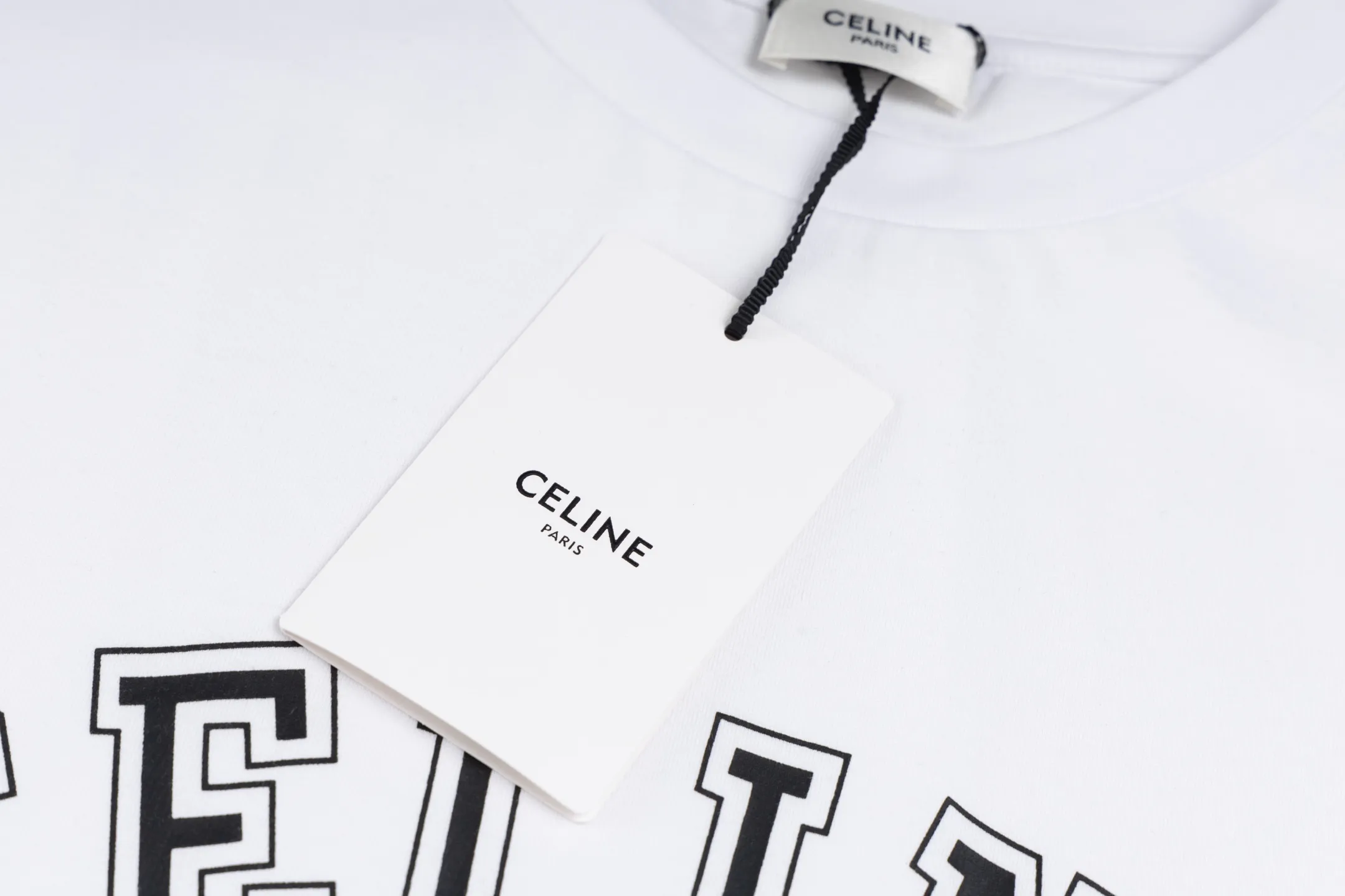 🅿️270 [Exclusive supply] Celine 25FW short sleeves with stroked letters. The fabric is made of 50S 165g double-ply plain fabric, and the thread is made of 32S 300g 1×1 stretch rib. 50S double-strand mercerized cotton fabric adopts fine yarn selection, unique mercerization treatment, advanced weaving technology, and environmentally friendly dyeing and finishing processes. Double-strand mercerized cotton fabric has excellent moisture absorption and breathability. Its good elasticity and wrinkle resistance make the fabric less likely to deform during wearing and washing, and is easy to care for. High-density printing technology ensures the clarity and detail of the pattern; after printing is completed, the textile is cured to make the environmentally friendly gouache slurry better adhere to the textile and improve the washability of the pattern. The high-density environmentally friendly gouache printing process creates a technological innovation that is both beautiful and environmentally friendly. Size:XS-S-M-L