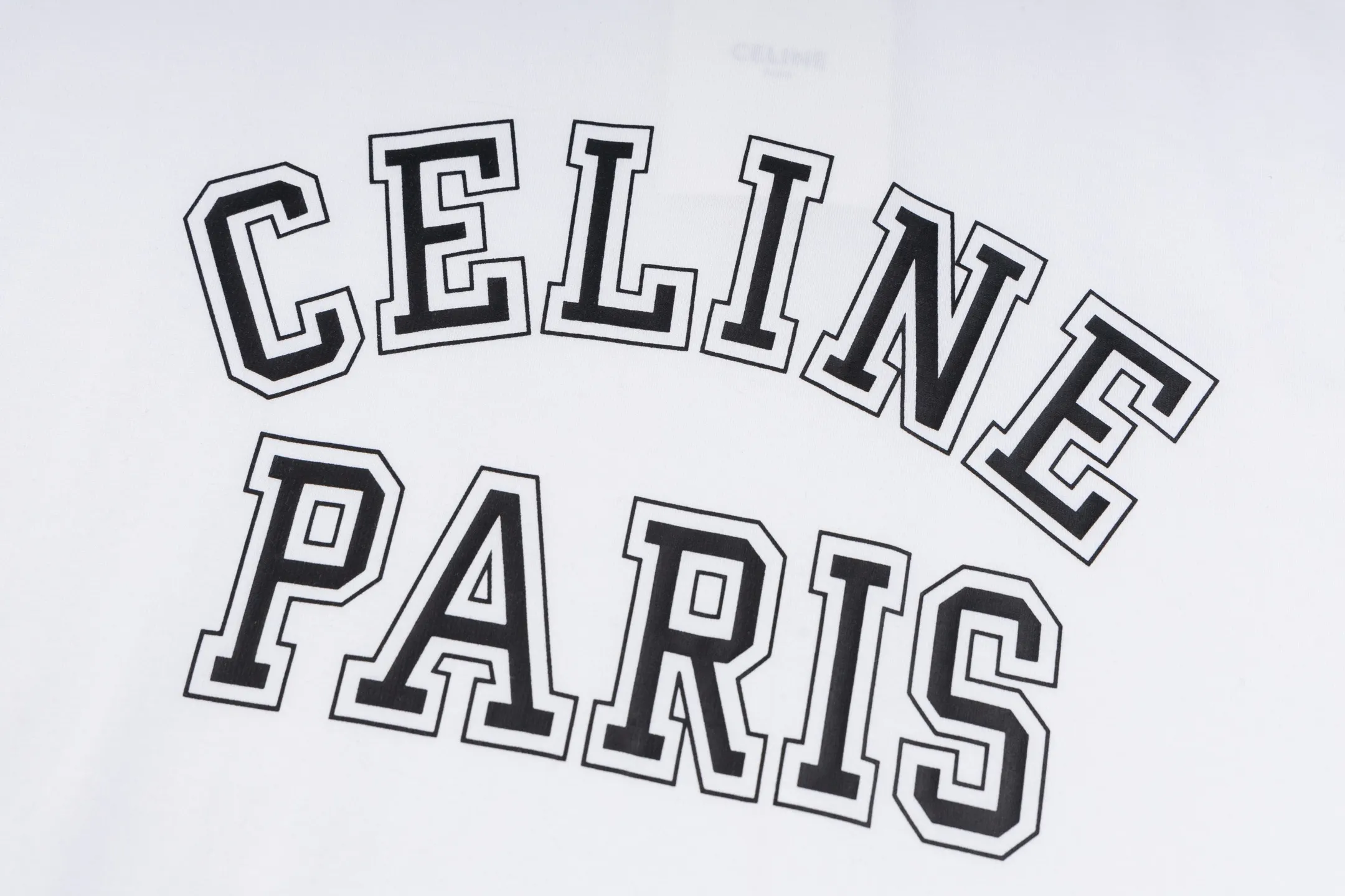 🅿️270 [Exclusive supply] Celine 25FW short sleeves with stroked letters. The fabric is made of 50S 165g double-ply plain fabric, and the thread is made of 32S 300g 1×1 stretch rib. 50S double-strand mercerized cotton fabric adopts fine yarn selection, unique mercerization treatment, advanced weaving technology, and environmentally friendly dyeing and finishing processes. Double-strand mercerized cotton fabric has excellent moisture absorption and breathability. Its good elasticity and wrinkle resistance make the fabric less likely to deform during wearing and washing, and is easy to care for. High-density printing technology ensures the clarity and detail of the pattern; after printing is completed, the textile is cured to make the environmentally friendly gouache slurry better adhere to the textile and improve the washability of the pattern. The high-density environmentally friendly gouache printing process creates a technological innovation that is both beautiful and environmentally friendly. Size:XS-S-M-L