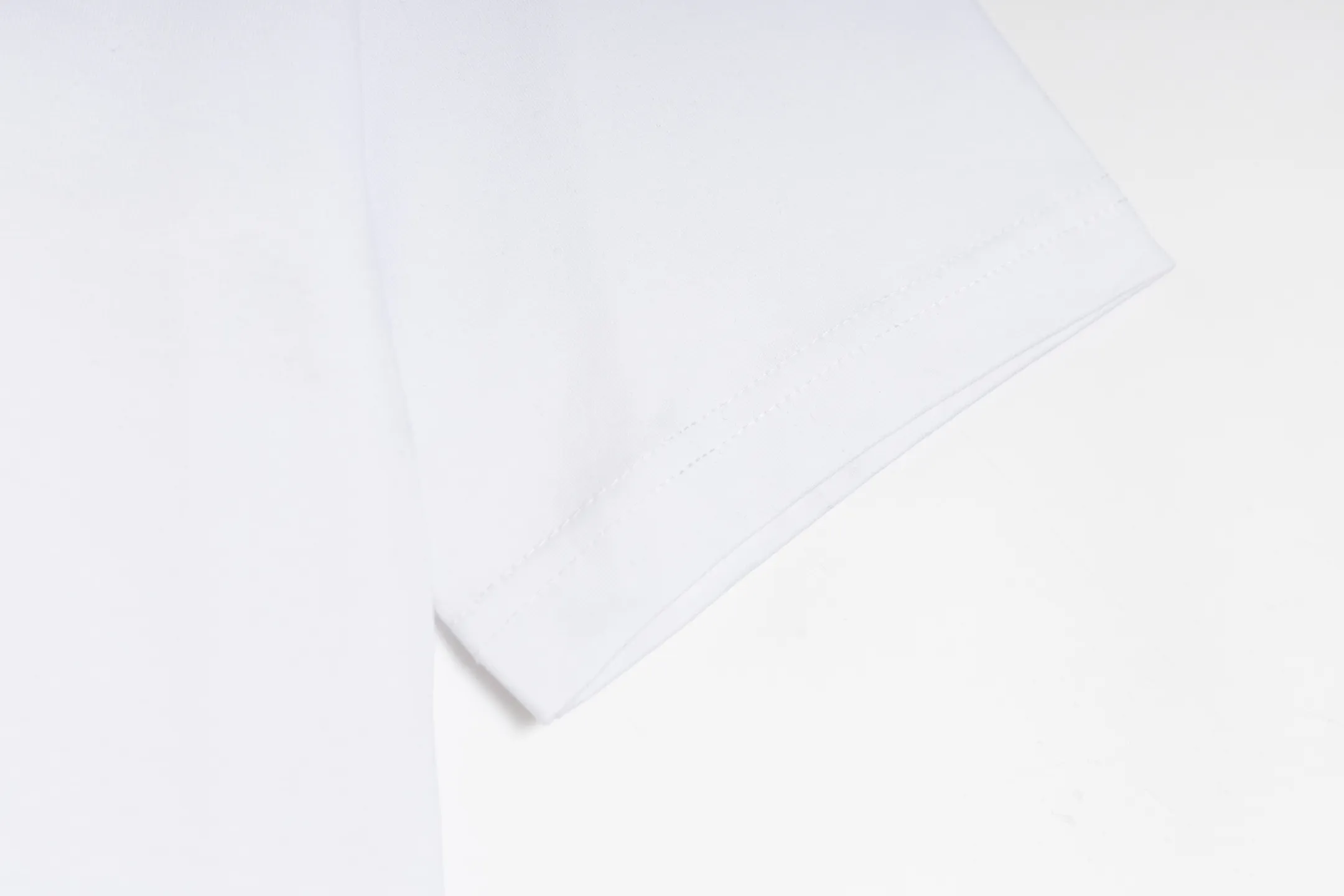 🅿️270 [Exclusive supply] Celine 25FW short sleeves with stroked letters. The fabric is made of 50S 165g double-ply plain fabric, and the thread is made of 32S 300g 1×1 stretch rib. 50S double-strand mercerized cotton fabric adopts fine yarn selection, unique mercerization treatment, advanced weaving technology, and environmentally friendly dyeing and finishing processes. Double-strand mercerized cotton fabric has excellent moisture absorption and breathability. Its good elasticity and wrinkle resistance make the fabric less likely to deform during wearing and washing, and is easy to care for. High-density printing technology ensures the clarity and detail of the pattern; after printing is completed, the textile is cured to make the environmentally friendly gouache slurry better adhere to the textile and improve the washability of the pattern. The high-density environmentally friendly gouache printing process creates a technological innovation that is both beautiful and environmentally friendly. Size:XS-S-M-L