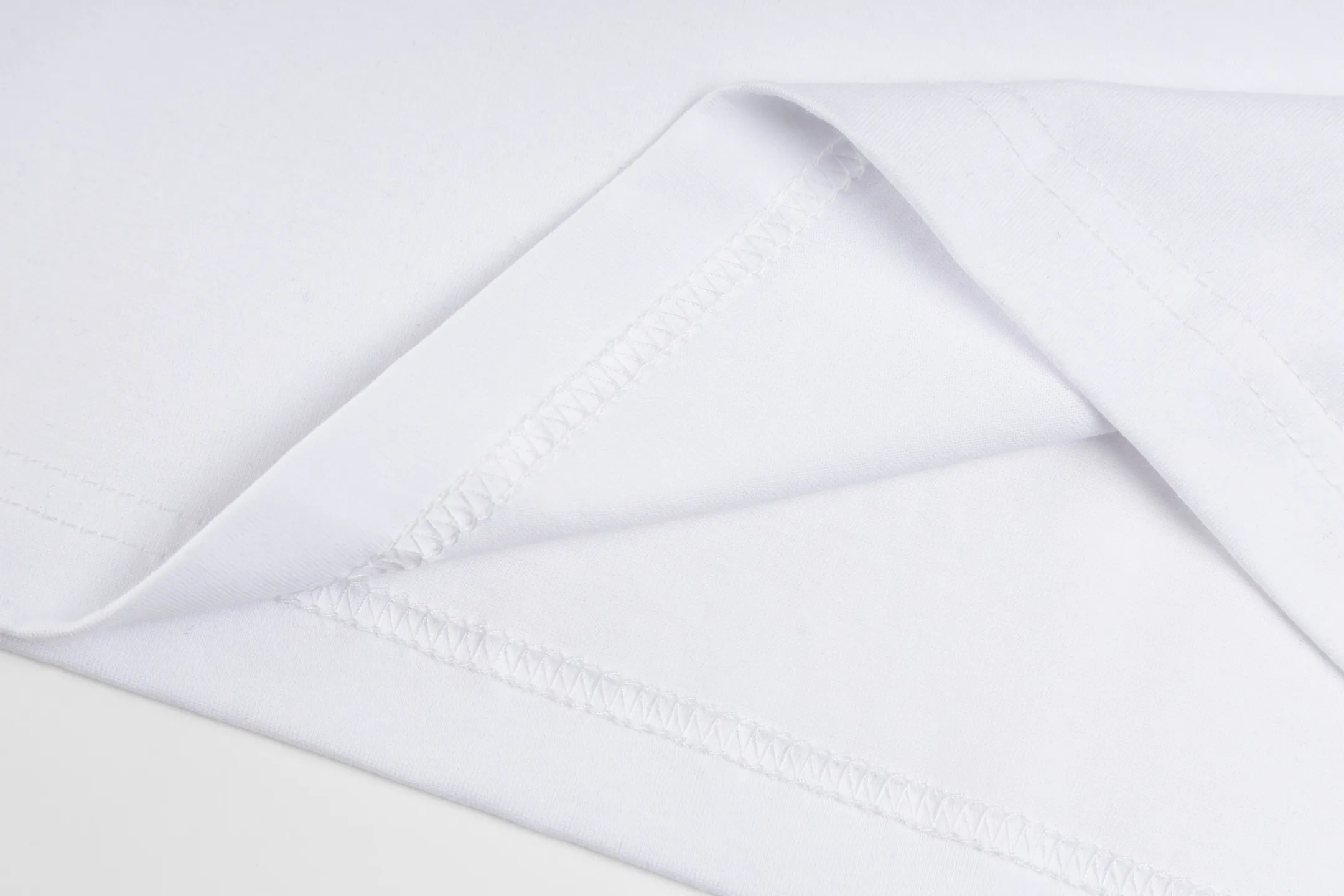 🅿️270 [Exclusive supply] Celine 25FW short sleeves with stroked letters. The fabric is made of 50S 165g double-ply plain fabric, and the thread is made of 32S 300g 1×1 stretch rib. 50S double-strand mercerized cotton fabric adopts fine yarn selection, unique mercerization treatment, advanced weaving technology, and environmentally friendly dyeing and finishing processes. Double-strand mercerized cotton fabric has excellent moisture absorption and breathability. Its good elasticity and wrinkle resistance make the fabric less likely to deform during wearing and washing, and is easy to care for. High-density printing technology ensures the clarity and detail of the pattern; after printing is completed, the textile is cured to make the environmentally friendly gouache slurry better adhere to the textile and improve the washability of the pattern. The high-density environmentally friendly gouache printing process creates a technological innovation that is both beautiful and environmentally friendly. Size:XS-S-M-L