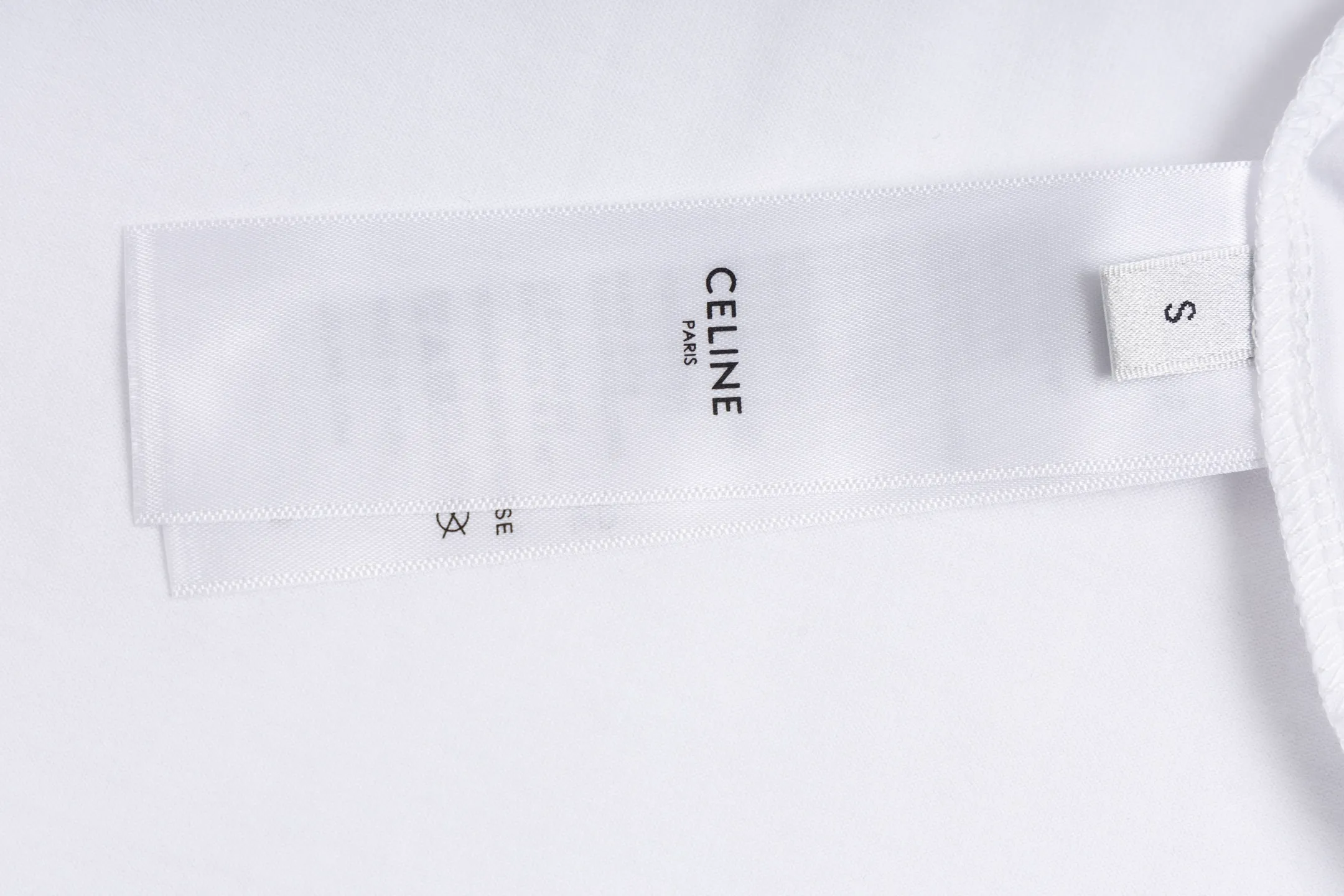 🅿️270 [Exclusive supply] Celine 25FW short sleeves with stroked letters. The fabric is made of 50S 165g double-ply plain fabric, and the thread is made of 32S 300g 1×1 stretch rib. 50S double-strand mercerized cotton fabric adopts fine yarn selection, unique mercerization treatment, advanced weaving technology, and environmentally friendly dyeing and finishing processes. Double-strand mercerized cotton fabric has excellent moisture absorption and breathability. Its good elasticity and wrinkle resistance make the fabric less likely to deform during wearing and washing, and is easy to care for. High-density printing technology ensures the clarity and detail of the pattern; after printing is completed, the textile is cured to make the environmentally friendly gouache slurry better adhere to the textile and improve the washability of the pattern. The high-density environmentally friendly gouache printing process creates a technological innovation that is both beautiful and environmentally friendly. Size:XS-S-M-L