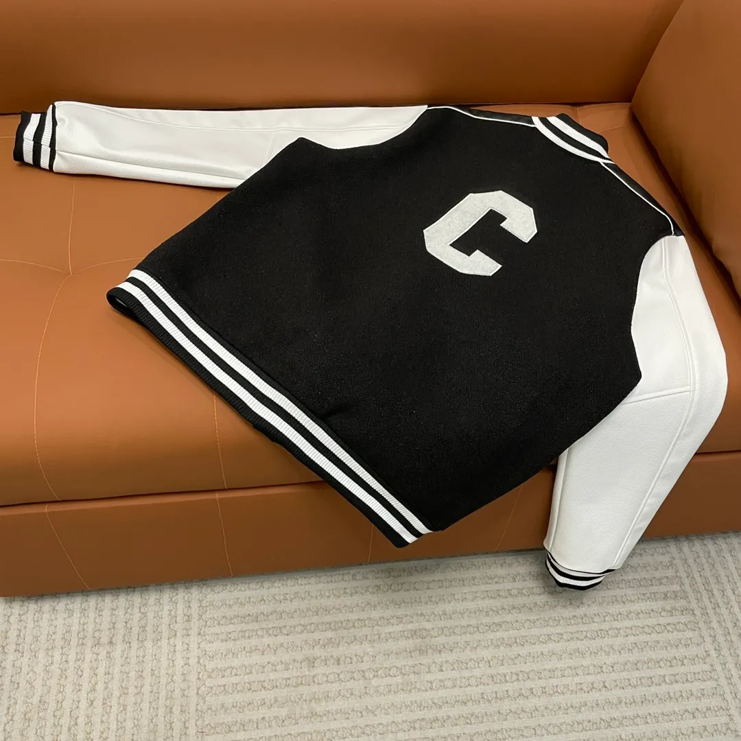 🅿️440 Celine➡️Celine runway style baseball jacket. I ordered the original model and took a month to finally ship it. I love it so much. The upper body is really cool. A Douyin blogger said that this year's new jacket will become a future trend. If you look through street photos, you will find that celebrities regard it as a collectible jacket, a must-have item for men and women who want light luxury for commuting. Developing the highest version on the entire network, it took 1 month to customize and the cost was extremely high. The German imported flat-machine made custom-woven wool jacquard threads, using the first layer of imported lambskin. The pleated texture is unparalleled. It is hand-cut and meticulously crafted. The stitching position is very technical. Whether the whole garment is good or not depends on this position. Top-notch workmanship and details can stand the test. A full set of customized accessories, the letters are clear and perfectly restored without any difference. High-end atmosphere and full grade! The entire dress is exclusively customized with heavy craftsmanship. The towel patch embroidery is perfectly combined with craft embroidery and precise stitching! Absolute craftsmanship quality!