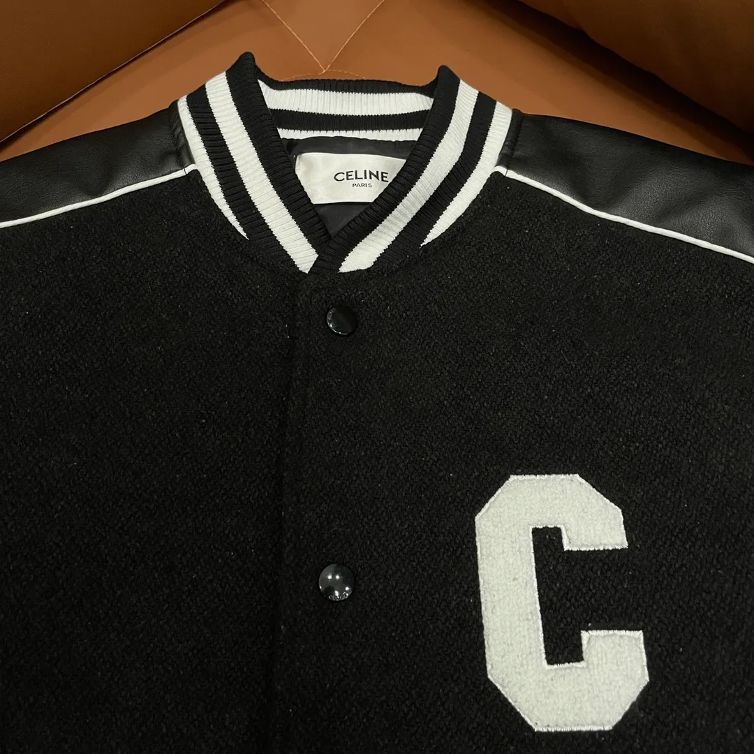 🅿️440 Celine➡️Celine runway style baseball jacket. I ordered the original model and took a month to finally ship it. I love it so much. The upper body is really cool. A Douyin blogger said that this year's new jacket will become a future trend. If you look through street photos, you will find that celebrities regard it as a collectible jacket, a must-have item for men and women who want light luxury for commuting. Developing the highest version on the entire network, it took 1 month to customize and the cost was extremely high. The German imported flat-machine made custom-woven wool jacquard threads, using the first layer of imported lambskin. The pleated texture is unparalleled. It is hand-cut and meticulously crafted. The stitching position is very technical. Whether the whole garment is good or not depends on this position. Top-notch workmanship and details can stand the test. A full set of customized accessories, the letters are clear and perfectly restored without any difference. High-end atmosphere and full grade! The entire dress is exclusively customized with heavy craftsmanship. The towel patch embroidery is perfectly combined with craft embroidery and precise stitching! Absolute craftsmanship quality!