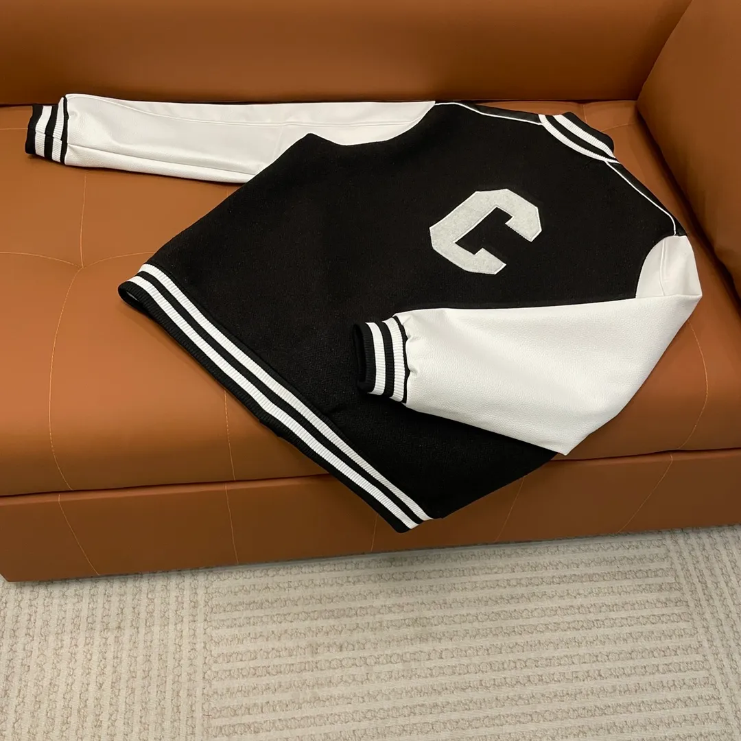 🅿️440 Celine➡️Celine runway style baseball jacket. I ordered the original model and took a month to finally ship it. I love it so much. The upper body is really cool. A Douyin blogger said that this year's new jacket will become a future trend. If you look through street photos, you will find that celebrities regard it as a collectible jacket, a must-have item for men and women who want light luxury for commuting. Developing the highest version on the entire network, it took 1 month to customize and the cost was extremely high. The German imported flat-machine made custom-woven wool jacquard threads, using the first layer of imported lambskin. The pleated texture is unparalleled. It is hand-cut and meticulously crafted. The stitching position is very technical. Whether the whole garment is good or not depends on this position. Top-notch workmanship and details can stand the test. A full set of customized accessories, the letters are clear and perfectly restored without any difference. High-end atmosphere and full grade! The entire dress is exclusively customized with heavy craftsmanship. The towel patch embroidery is perfectly combined with craft embroidery and precise stitching! Absolute craftsmanship quality!