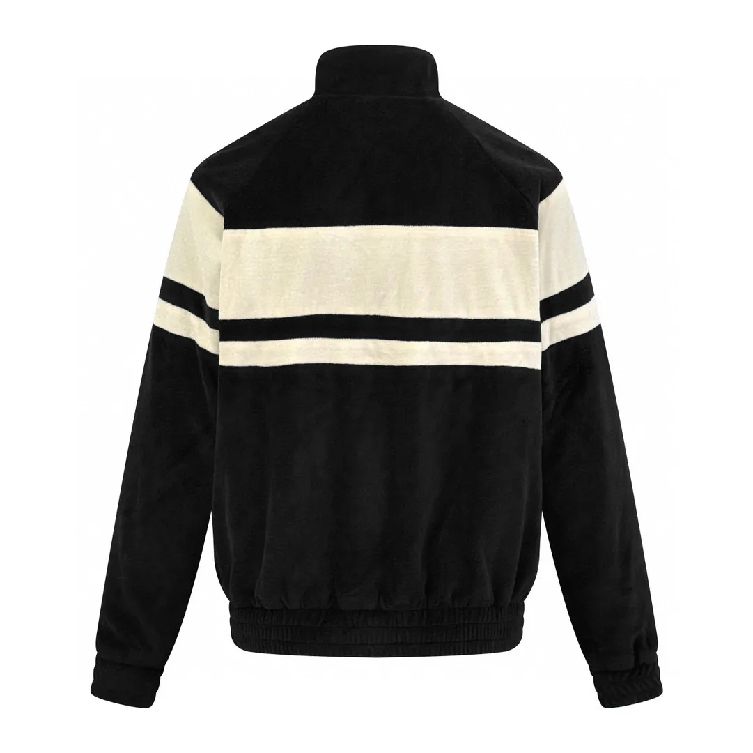 🅿️560 [Exclusive supply] Celine color-blocked logo embroidered velvet jacket. The original purchase was 15,000 yuan. The fabric is made of custom-made cotton polyester jacquard velvet fabric. It is like a soft cloud. It feels warm and comfortable against the skin. The collision of black and beige interweaves endless elegance and charm. The exquisite Celine letter embroidery is embellished on the chest. It conveys Celine's consistent elegance and grandeur in a simple and powerful way. The neat tailoring adds a touch of bright color and affinity, the beauty of simplicity and the charm of versatility. Using imported machine embroidery technology, advanced computer control systems and precision mechanical components, Celine letter embroidery operations are achieved with high precision and smooth and delicate lines. Ergonomic three-dimensional tailoring returns to traditional craftsmanship through segmentation, folding, shrinking, and stretching techniques. The so-called slow work produces fine work, which is the respect for materials and the pursuit of feel. The workmanship is complex and tedious, slow in time, and high in loss. The fabrics have been washed to give them a better feel and texture. They are not easy to deform, shrink or fade, and maintain their long-lasting beauty. Size:S-M-L-XL
