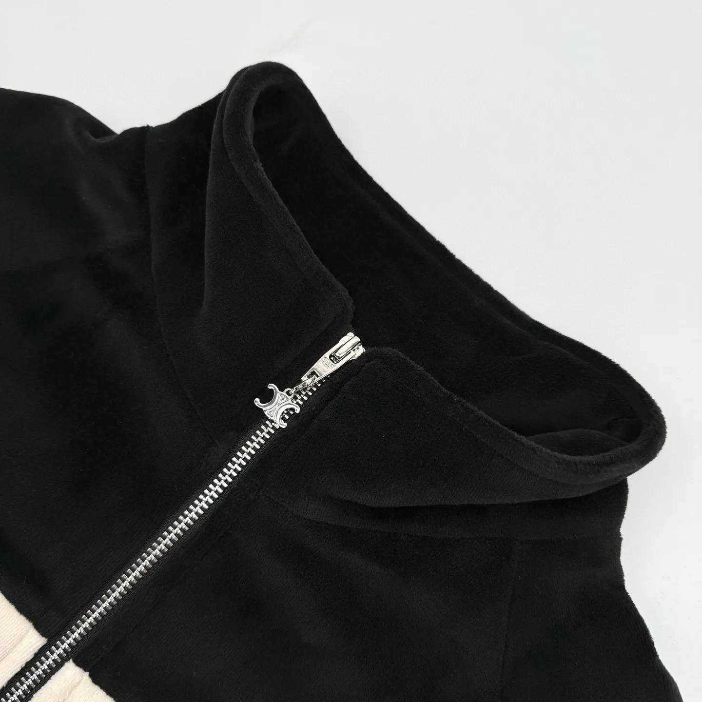 🅿️560 [Exclusive supply] Celine color-blocked logo embroidered velvet jacket. The original purchase was 15,000 yuan. The fabric is made of custom-made cotton polyester jacquard velvet fabric. It is like a soft cloud. It feels warm and comfortable against the skin. The collision of black and beige interweaves endless elegance and charm. The exquisite Celine letter embroidery is embellished on the chest. It conveys Celine's consistent elegance and grandeur in a simple and powerful way. The neat tailoring adds a touch of bright color and affinity, the beauty of simplicity and the charm of versatility. Using imported machine embroidery technology, advanced computer control systems and precision mechanical components, Celine letter embroidery operations are achieved with high precision and smooth and delicate lines. Ergonomic three-dimensional tailoring returns to traditional craftsmanship through segmentation, folding, shrinking, and stretching techniques. The so-called slow work produces fine work, which is the respect for materials and the pursuit of feel. The workmanship is complex and tedious, slow in time, and high in loss. The fabrics have been washed to give them a better feel and texture. They are not easy to deform, shrink or fade, and maintain their long-lasting beauty. Size:S-M-L-XL