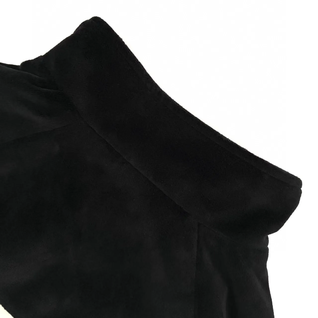 🅿️560 [Exclusive supply] Celine color-blocked logo embroidered velvet jacket. The original purchase was 15,000 yuan. The fabric is made of custom-made cotton polyester jacquard velvet fabric. It is like a soft cloud. It feels warm and comfortable against the skin. The collision of black and beige interweaves endless elegance and charm. The exquisite Celine letter embroidery is embellished on the chest. It conveys Celine's consistent elegance and grandeur in a simple and powerful way. The neat tailoring adds a touch of bright color and affinity, the beauty of simplicity and the charm of versatility. Using imported machine embroidery technology, advanced computer control systems and precision mechanical components, Celine letter embroidery operations are achieved with high precision and smooth and delicate lines. Ergonomic three-dimensional tailoring returns to traditional craftsmanship through segmentation, folding, shrinking, and stretching techniques. The so-called slow work produces fine work, which is the respect for materials and the pursuit of feel. The workmanship is complex and tedious, slow in time, and high in loss. The fabrics have been washed to give them a better feel and texture. They are not easy to deform, shrink or fade, and maintain their long-lasting beauty. Size:S-M-L-XL