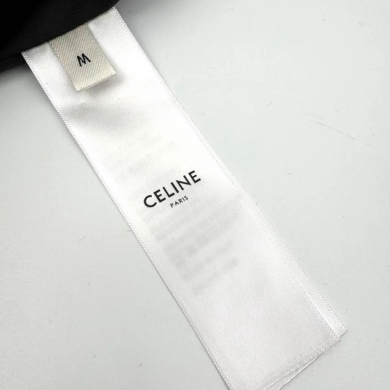 🅿️560 [Exclusive supply] Celine color-blocked logo embroidered velvet jacket. The original purchase was 15,000 yuan. The fabric is made of custom-made cotton polyester jacquard velvet fabric. It is like a soft cloud. It feels warm and comfortable against the skin. The collision of black and beige interweaves endless elegance and charm. The exquisite Celine letter embroidery is embellished on the chest. It conveys Celine's consistent elegance and grandeur in a simple and powerful way. The neat tailoring adds a touch of bright color and affinity, the beauty of simplicity and the charm of versatility. Using imported machine embroidery technology, advanced computer control systems and precision mechanical components, Celine letter embroidery operations are achieved with high precision and smooth and delicate lines. Ergonomic three-dimensional tailoring returns to traditional craftsmanship through segmentation, folding, shrinking, and stretching techniques. The so-called slow work produces fine work, which is the respect for materials and the pursuit of feel. The workmanship is complex and tedious, slow in time, and high in loss. The fabrics have been washed to give them a better feel and texture. They are not easy to deform, shrink or fade, and maintain their long-lasting beauty. Size:S-M-L-XL