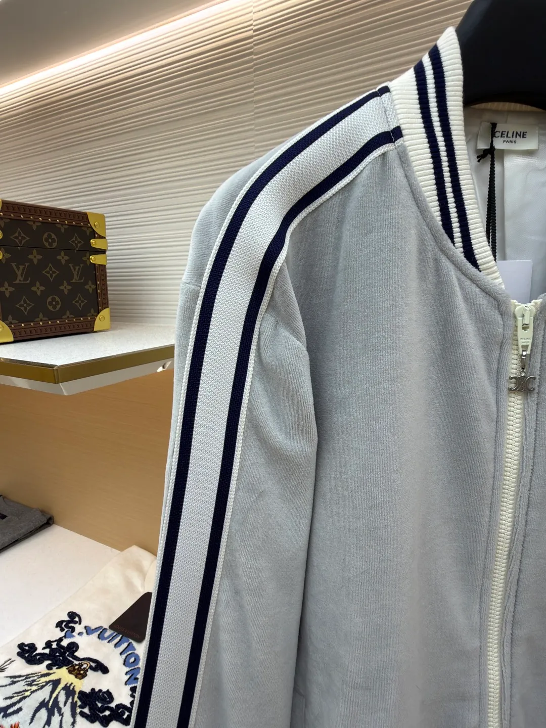 Celine Arc de Triomphe embroidered jacket ●Original version: Purchased and developed for 14,000 ●Item number: 1681617-B25 ●Fabric: Yunrou twin velvet matt sateen fabric ●Technology: embroidery production ●Color: off-white ●Version: Fitted version ●Weight: about 735 grams ●Size: S-M-L-XL ●Description: Customized Yunrou twin velvet matt sateen, soft and waxy touch, as close to the skin as a cloud wrap With taupe as the main tone, the iconic CELINE Arc de Triomphe embroidery is revived on the gray mist velvet surface. It is highly recognizable. The contrasting ribbons are like shooting stars across the shoulders and arms. The metal zipper glows with cold light. The visual impact between movement and static. The stand-up collar cuts clean lines. It is a combination of strength and softness. It is a style item when taken apart. It is an atmospheric aesthetic when worn together. The suit is worn for worry-free wear, using imported machine embroidery technology. Use advanced computer control systems and precision mechanical components to complete the Arc de Triomphe embroidery work. High precision, smooth and delicate lines, the fabrics have been washed, the texture is better, not easy to deform, not easy to shrink, not easy to fade, and maintain long-term beauty. The overall wiring is straight and delicate, the fabric is comfortable and soft, and the color is consistent without color difference. It can be matched with the same style to create a fashionable look and control various occasions. Customized accessories, complete with three standards, same style for men and women!