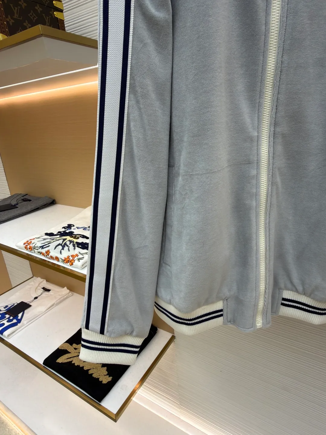 Celine Arc de Triomphe embroidered jacket ●Original version: Purchased and developed for 14,000 ●Item number: 1681617-B25 ●Fabric: Yunrou twin velvet matt sateen fabric ●Technology: embroidery production ●Color: off-white ●Version: Fitted version ●Weight: about 735 grams ●Size: S-M-L-XL ●Description: Customized Yunrou twin velvet matt sateen, soft and waxy touch, as close to the skin as a cloud wrap With taupe as the main tone, the iconic CELINE Arc de Triomphe embroidery is revived on the gray mist velvet surface. It is highly recognizable. The contrasting ribbons are like shooting stars across the shoulders and arms. The metal zipper glows with cold light. The visual impact between movement and static. The stand-up collar cuts clean lines. It is a combination of strength and softness. It is a style item when taken apart. It is an atmospheric aesthetic when worn together. The suit is worn for worry-free wear, using imported machine embroidery technology. Use advanced computer control systems and precision mechanical components to complete the Arc de Triomphe embroidery work. High precision, smooth and delicate lines, the fabrics have been washed, the texture is better, not easy to deform, not easy to shrink, not easy to fade, and maintain long-term beauty. The overall wiring is straight and delicate, the fabric is comfortable and soft, and the color is consistent without color difference. It can be matched with the same style to create a fashionable look and control various occasions. Customized accessories, complete with three standards, same style for men and women!