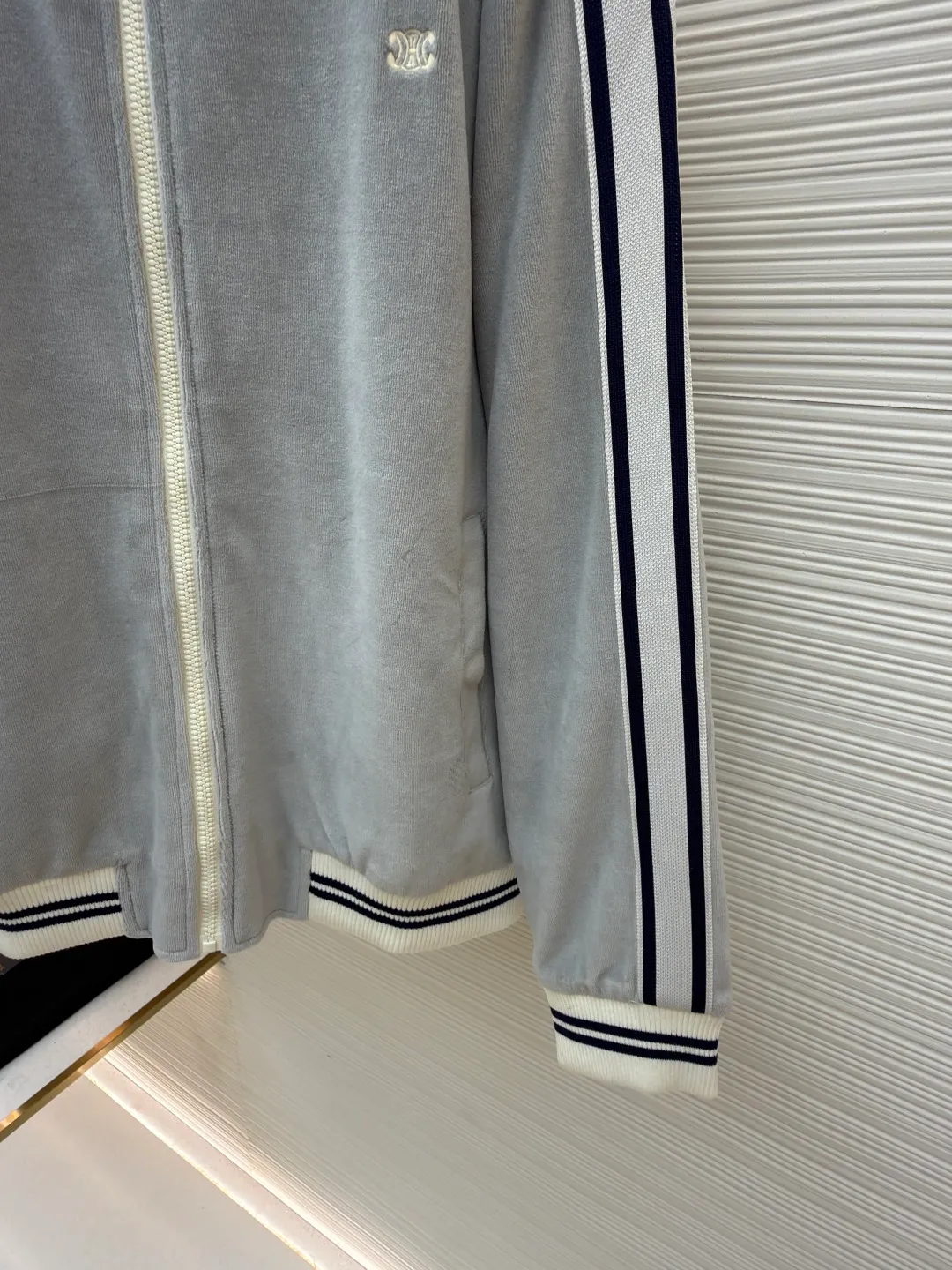Celine Arc de Triomphe embroidered jacket ●Original version: Purchased and developed for 14,000 ●Item number: 1681617-B25 ●Fabric: Yunrou twin velvet matt sateen fabric ●Technology: embroidery production ●Color: off-white ●Version: Fitted version ●Weight: about 735 grams ●Size: S-M-L-XL ●Description: Customized Yunrou twin velvet matt sateen, soft and waxy touch, as close to the skin as a cloud wrap With taupe as the main tone, the iconic CELINE Arc de Triomphe embroidery is revived on the gray mist velvet surface. It is highly recognizable. The contrasting ribbons are like shooting stars across the shoulders and arms. The metal zipper glows with cold light. The visual impact between movement and static. The stand-up collar cuts clean lines. It is a combination of strength and softness. It is a style item when taken apart. It is an atmospheric aesthetic when worn together. The suit is worn for worry-free wear, using imported machine embroidery technology. Use advanced computer control systems and precision mechanical components to complete the Arc de Triomphe embroidery work. High precision, smooth and delicate lines, the fabrics have been washed, the texture is better, not easy to deform, not easy to shrink, not easy to fade, and maintain long-term beauty. The overall wiring is straight and delicate, the fabric is comfortable and soft, and the color is consistent without color difference. It can be matched with the same style to create a fashionable look and control various occasions. Customized accessories, complete with three standards, same style for men and women!