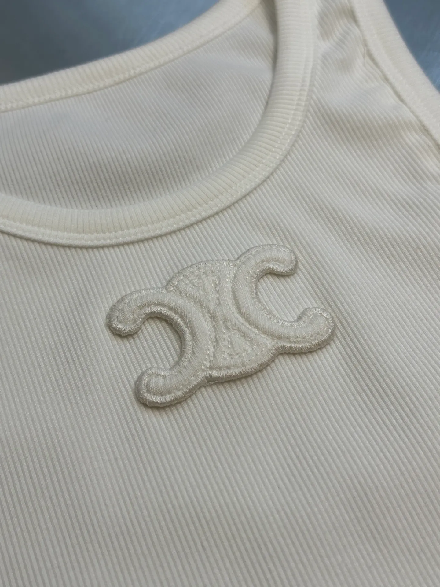 🅿️250 Celine Arc de Triomphe vest, ribbed mulberry silk jersey fabric, Arc de Triomphe embroidery on the chest, a must-have artifact for the goddess size: s m l