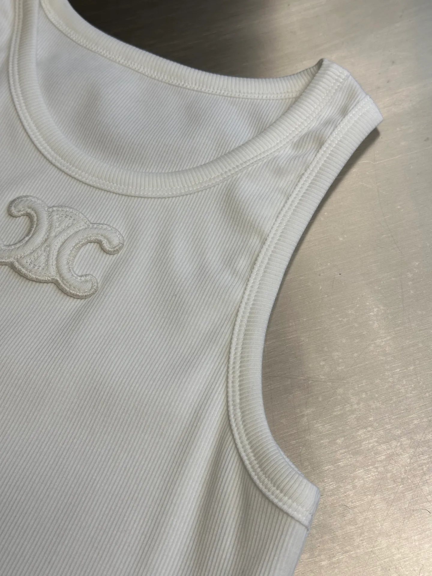 🅿️250 Celine Arc de Triomphe vest, ribbed mulberry silk jersey fabric, Arc de Triomphe embroidery on the chest, a must-have artifact for the goddess size: s m l