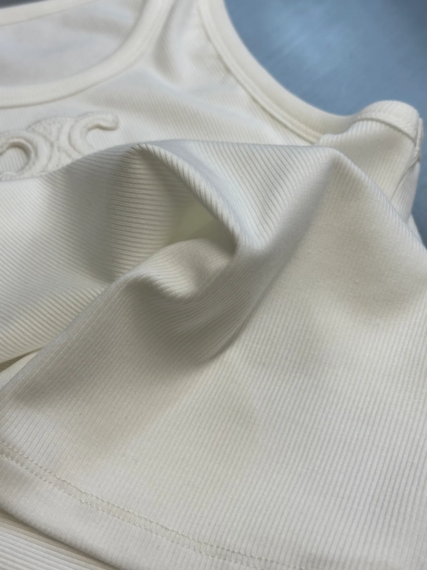 🅿️250 Celine Arc de Triomphe vest, ribbed mulberry silk jersey fabric, Arc de Triomphe embroidery on the chest, a must-have artifact for the goddess size: s m l