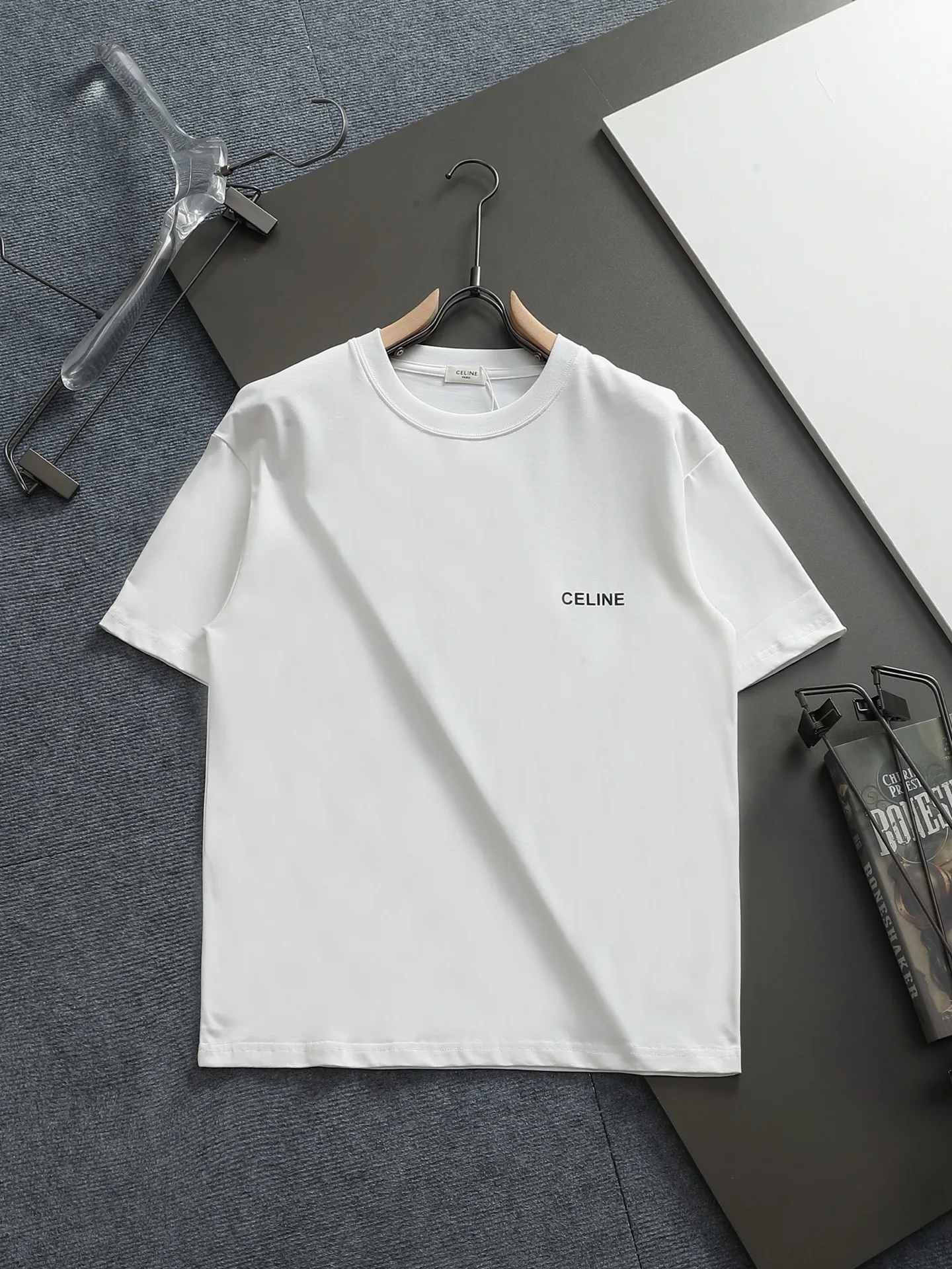 🅿️170 -CELINE · Celine 25ss Logo small print round neck short-sleeved T-shirt - Made of 280g double yarn pure cotton, the fabric color is custom-dyed, will not shrink or fade. Comfortable to the touch and super texture❤️Full set of accessories. A must-have for trendy men and trendy women, the classic off-shoulder slightly wide version is available exclusively from stock!                   ⚠ Top version official website quality❕ -Color: White Black -Size: XS S Ｍ L -Crowd: Same style for men and women