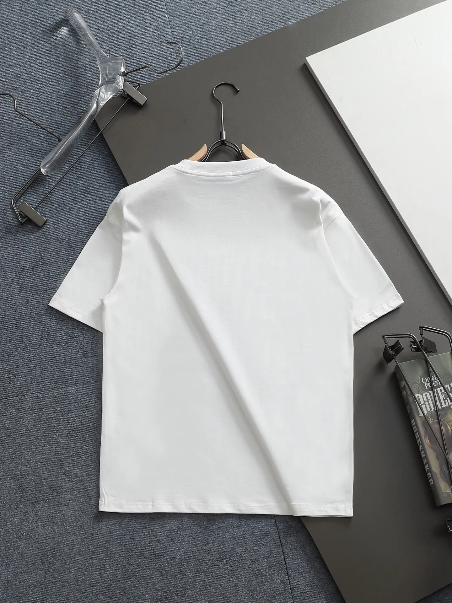 🅿️170 -CELINE · Celine 25ss Logo small print round neck short-sleeved T-shirt - Made of 280g double yarn pure cotton, the fabric color is custom-dyed, will not shrink or fade. Comfortable to the touch and super texture❤️Full set of accessories. A must-have for trendy men and trendy women, the classic off-shoulder slightly wide version is available exclusively from stock!                   ⚠ Top version official website quality❕ -Color: White Black -Size: XS S Ｍ L -Crowd: Same style for men and women