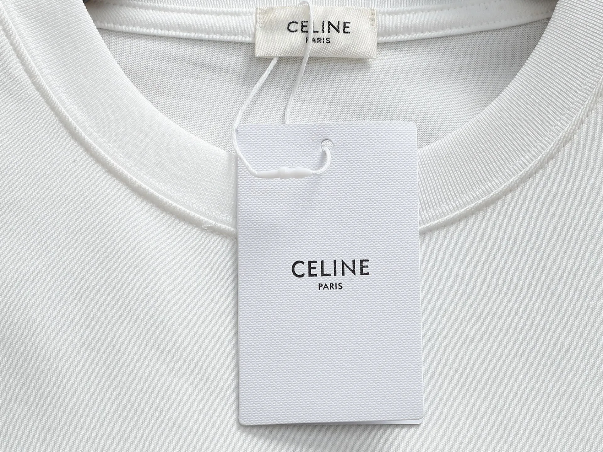 🅿️170 -CELINE · Celine 25ss Logo small print round neck short-sleeved T-shirt - Made of 280g double yarn pure cotton, the fabric color is custom-dyed, will not shrink or fade. Comfortable to the touch and super texture❤️Full set of accessories. A must-have for trendy men and trendy women, the classic off-shoulder slightly wide version is available exclusively from stock!                   ⚠ Top version official website quality❕ -Color: White Black -Size: XS S Ｍ L -Crowd: Same style for men and women
