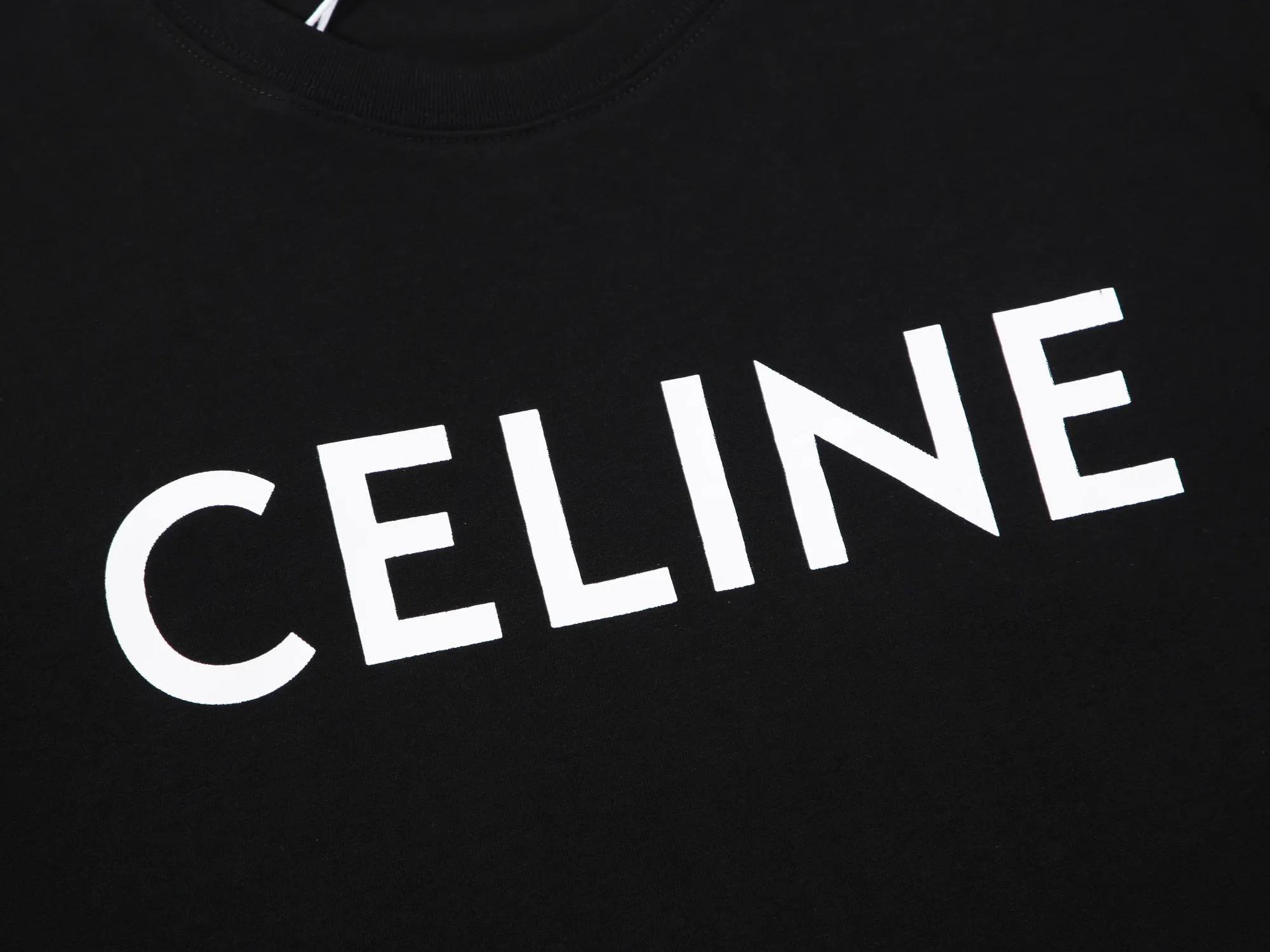 🅿️160 Celin* Celine printed letters‼ ️Short-sleeved T-shirt® *Customized 280g cotton fabric, the fabric is soft, skin-friendly and comfortable *Laminated letter logo on the front *A very simple and elegant one that is unparalleled in terms of upper body comfort, interpreting your luxury and taste, and creating your fashionable charm. ⚠️Washing method: It is recommended to dry clean or wrap the reverse side in a laundry bag and machine wash it quickly in cold water and let it dry naturally! ⚠️ Unisex style 𝐂𝐎𝐋𝐎𝐔𝐑: White Black 𝐒𝐈𝐙𝐄: S-XL