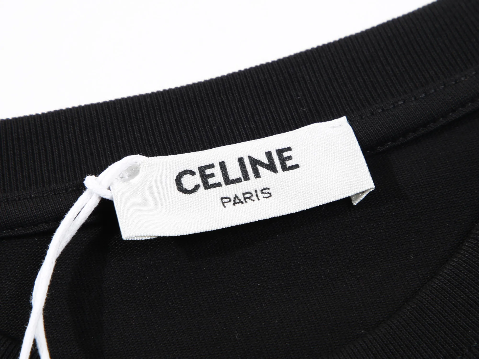 🅿️160 Celin* Celine printed letters‼ ️Short-sleeved T-shirt® *Customized 280g cotton fabric, the fabric is soft, skin-friendly and comfortable *Laminated letter logo on the front *A very simple and elegant one that is unparalleled in terms of upper body comfort, interpreting your luxury and taste, and creating your fashionable charm. ⚠️Washing method: It is recommended to dry clean or wrap the reverse side in a laundry bag and machine wash it quickly in cold water and let it dry naturally! ⚠️ Unisex style 𝐂𝐎𝐋𝐎𝐔𝐑: White Black 𝐒𝐈𝐙𝐄: S-XL