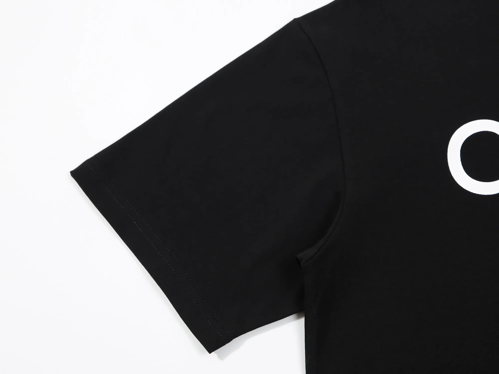 🅿️160 Celin* Celine printed letters‼ ️Short-sleeved T-shirt® *Customized 280g cotton fabric, the fabric is soft, skin-friendly and comfortable *Laminated letter logo on the front *A very simple and elegant one that is unparalleled in terms of upper body comfort, interpreting your luxury and taste, and creating your fashionable charm. ⚠️Washing method: It is recommended to dry clean or wrap the reverse side in a laundry bag and machine wash it quickly in cold water and let it dry naturally! ⚠️ Unisex style 𝐂𝐎𝐋𝐎𝐔𝐑: White Black 𝐒𝐈𝐙𝐄: S-XL