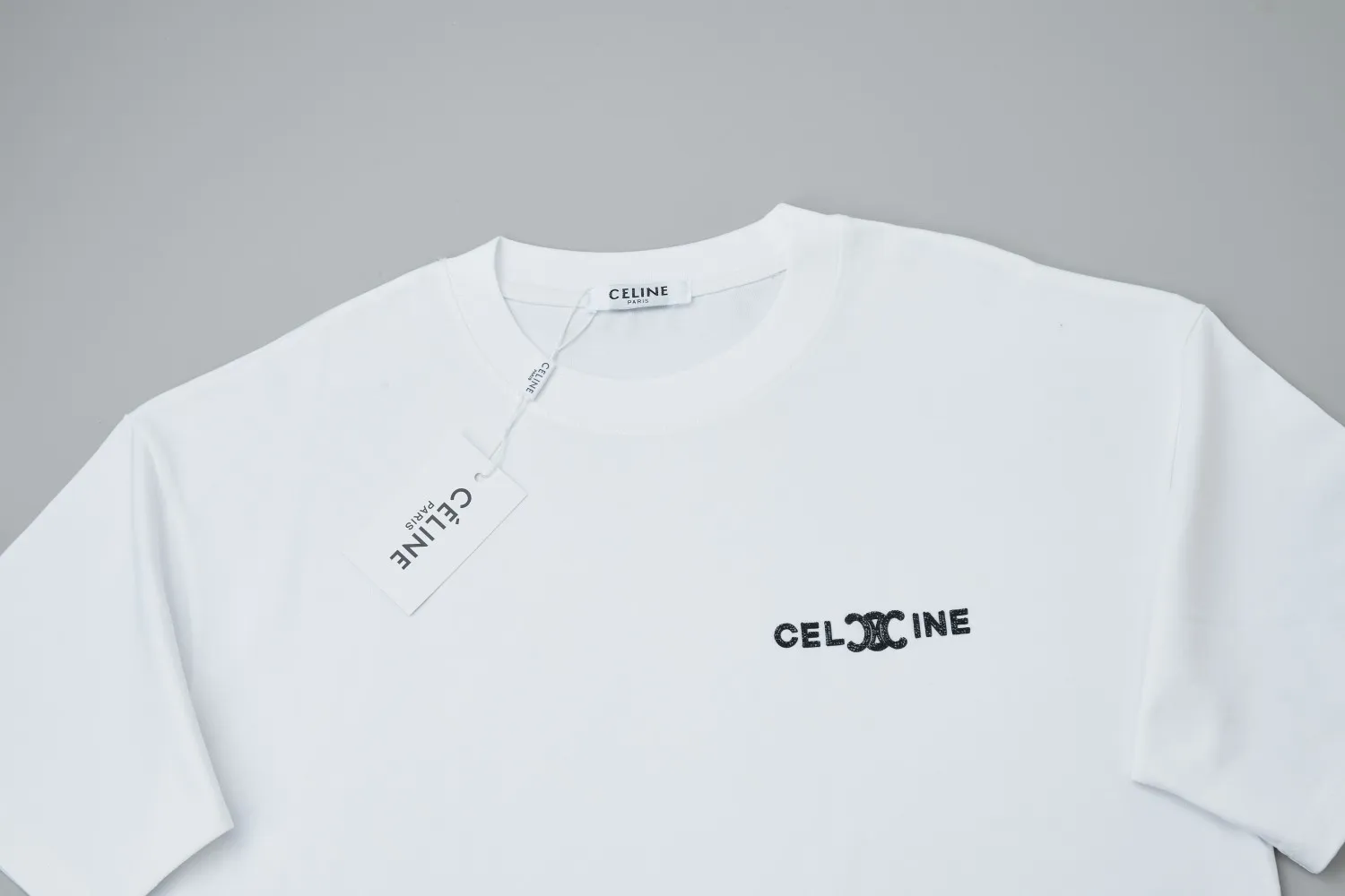 🅿️200 ✨CEL✨🆕25SS spring and summer new short-sleeved style, light luxury, a must-have item for daily commuting for men and women, correct version, welcome to compare, detailed features · 260g 100% pure cotton double yarn jersey fabric · Custom dyed in the same cylinder, special thickened 32 double-ply 1X1 threads · Double-needle stitching and cross-stitch technology · Original main mark, washed tag, brand moisture-proof paper packaging Color: black/white Size: S/M/L/XL