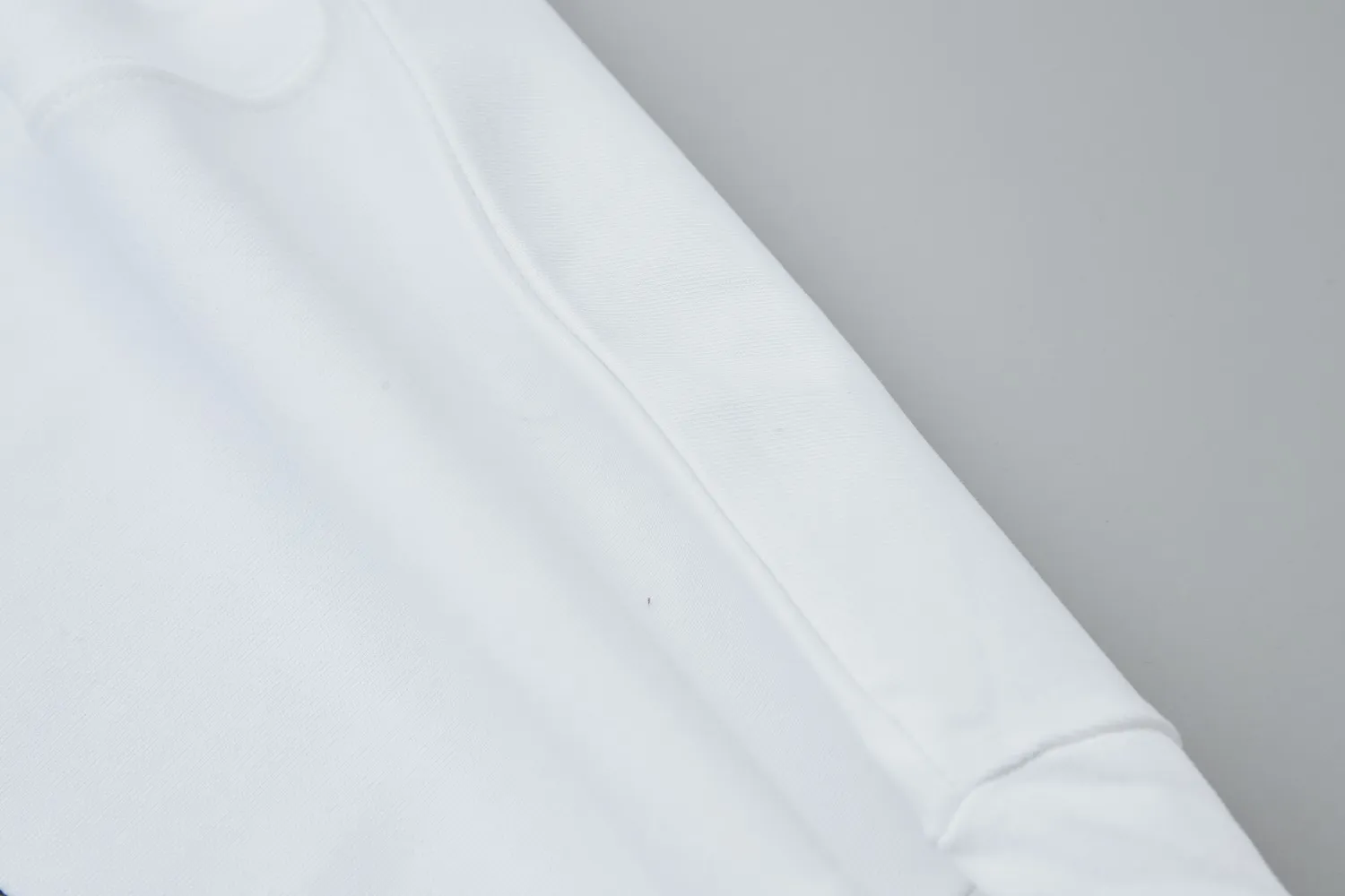 🅿️200 ✨CEL✨🆕25SS spring and summer new short-sleeved style, light luxury, a must-have item for daily commuting for men and women, correct version, welcome to compare, detailed features · 260g 100% pure cotton double yarn jersey fabric · Custom dyed in the same cylinder, special thickened 32 double-ply 1X1 threads · Double-needle stitching and cross-stitch technology · Original main mark, washed tag, brand moisture-proof paper packaging Color: black/white Size: S/M/L/XL