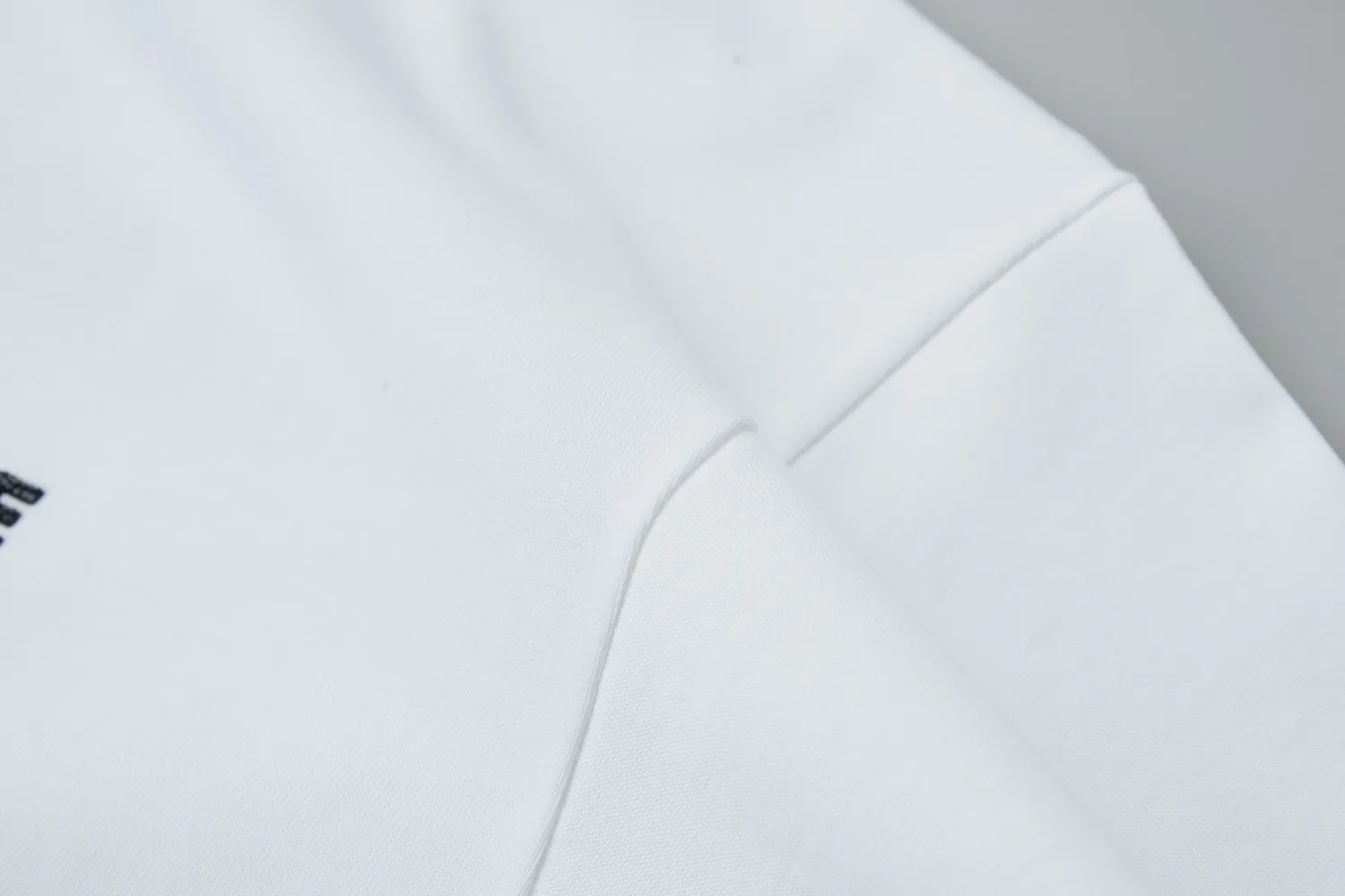 🅿️200 ✨CEL✨🆕25SS spring and summer new short-sleeved style, light luxury, a must-have item for daily commuting for men and women, correct version, welcome to compare, detailed features · 260g 100% pure cotton double yarn jersey fabric · Custom dyed in the same cylinder, special thickened 32 double-ply 1X1 threads · Double-needle stitching and cross-stitch technology · Original main mark, washed tag, brand moisture-proof paper packaging Color: black/white Size: S/M/L/XL