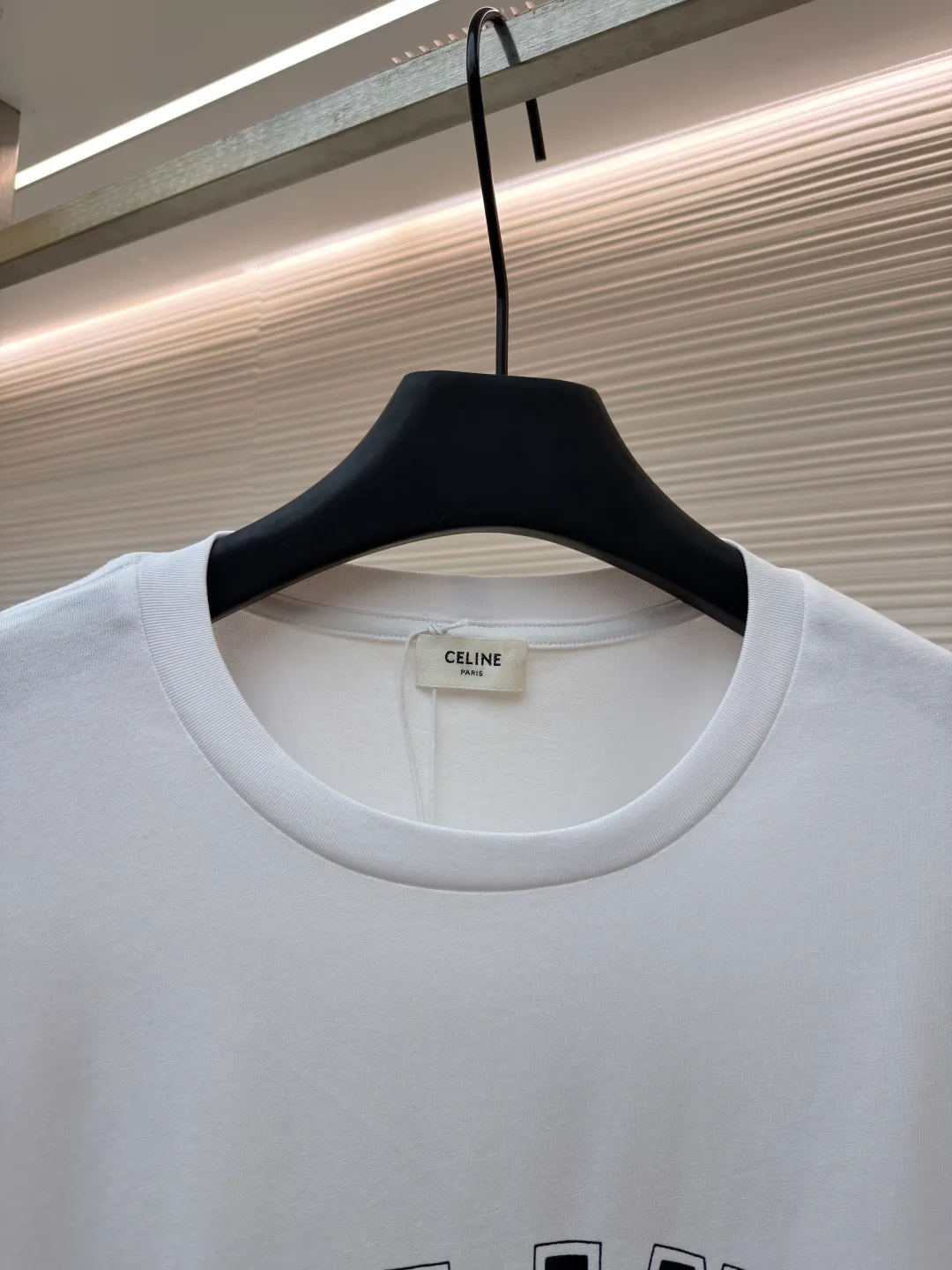 Celine Paris printed short sleeves ●Original version: Purchased and developed for 5100 ●Item No.: 1682351-X90 ●Fabric: Liquid Nitrogen Yayun plain weave fabric ●Technology: Glue printing production ●Color: White ●Version: Fitted version ●Weight: about 270 grams ●Size: S-M-L-XL ●Description: Customized Liquid Nitrogen Yayun plain weave fabric, soft to the touch, comfortable and close to the skin, based on Klein blue, dynamic and energetic, fresh and elegant The iconic CELINE PARIS print is embellished on the chest, making it highly recognizable and showing a luxurious texture in a low-key manner. It uses minimalism to define timeless fashion. Glue printing is used. The chest printing is modified by the film screen three times. The glue liquid paint is used to print the pattern on the fabric. The fabric is baked to fix the printed pattern. The fabrics have been washed to give them a better feel and texture. They are not easy to deform, shrink or fade, and maintain their long-lasting beauty. The overall wiring is straight and delicate, the fabric is comfortable and soft, and the color is consistent without color difference. It can be matched with the same style to create a fashionable look and control various occasions. Customized accessories, complete with three standards, same style for men and women!