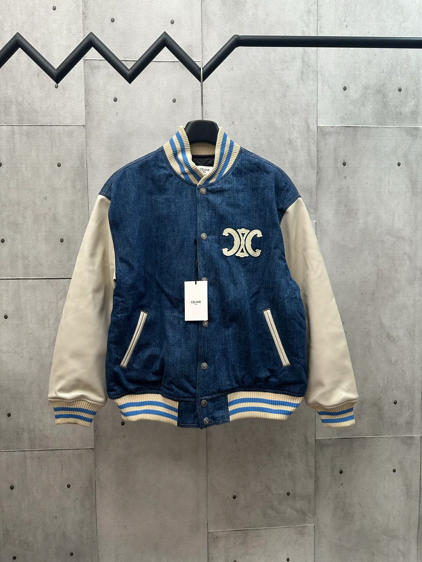 🅿️720 CEL2025FW Early Autumn New Style Washed denim spliced ​​baseball uniform White logo embroidery on the chest CE PARIS letter printing on the back Denim main body with off-white leather sleeves Classic baseball collar design Diamond quilting inside Silver metal buckle closure Casual style Can be worn by any person Uniform for men and women Size: S M L XL