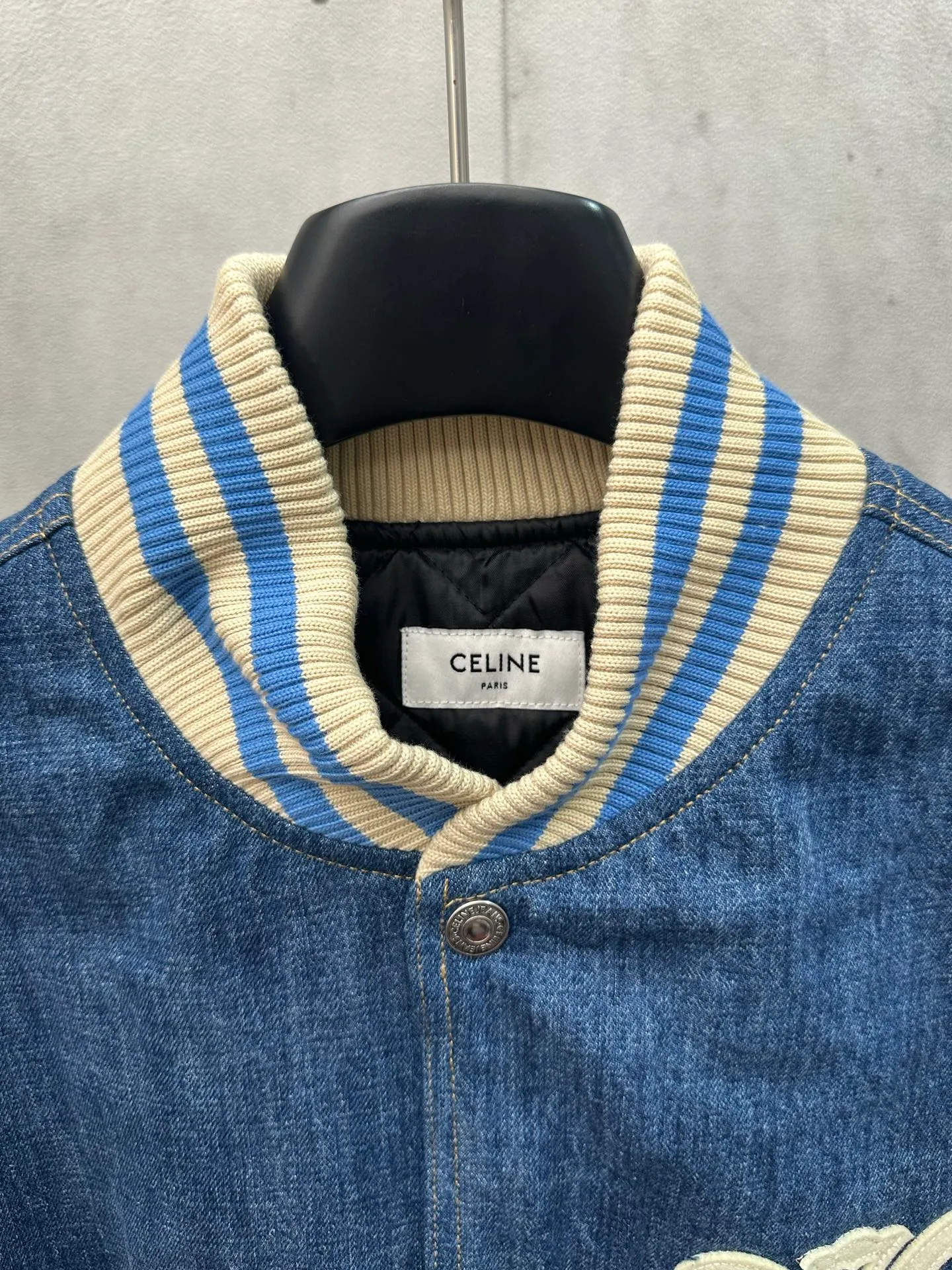 🅿️720 CEL2025FW Early Autumn New Style Washed denim spliced ​​baseball uniform White logo embroidery on the chest CE PARIS letter printing on the back Denim main body with off-white leather sleeves Classic baseball collar design Diamond quilting inside Silver metal buckle closure Casual style Can be worn by any person Uniform for men and women Size: S M L XL