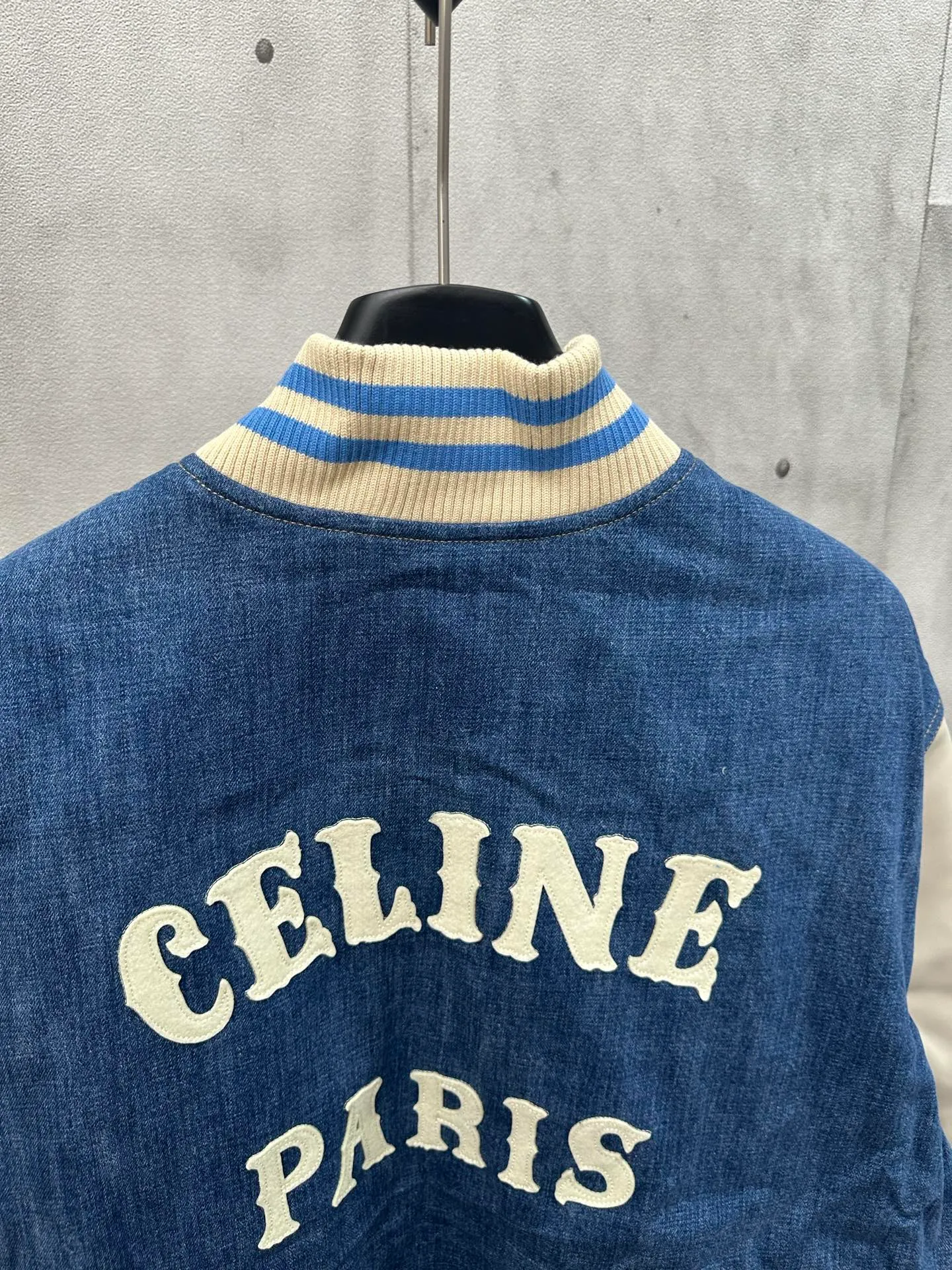 🅿️720 CEL2025FW Early Autumn New Style Washed denim spliced ​​baseball uniform White logo embroidery on the chest CE PARIS letter printing on the back Denim main body with off-white leather sleeves Classic baseball collar design Diamond quilting inside Silver metal buckle closure Casual style Can be worn by any person Uniform for men and women Size: S M L XL