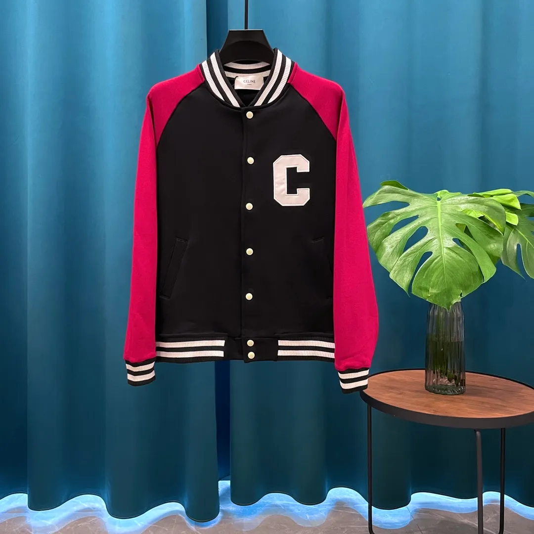 🅿️410 Celine➡️Celine runway style baseball jacket. I ordered the original model and took a month to finally ship it. I love it so much. The upper body is really handsome. A Douyin blogger said that this year's new jacket will become a future trend. If you look through street photos, you will find that celebrities regard it as a collectible jacket, a must-have item for men and women who want light luxury for commuting. Developing the highest version on the entire network, it took 1 month to customize and the cost was extremely high. The German imported flat-machine made custom-woven wool jacquard threads, using the first layer of imported lambskin. The pleated texture is unparalleled. It is hand-cut and meticulously crafted. The stitching position is very technical. Whether the whole garment is good or not depends on this position. Top-notch workmanship and details can stand the test. A full set of customized accessories, the letters are clear and perfectly restored without any difference. High-end atmosphere and full grade! The entire dress is exclusively customized with heavy craftsmanship. The towel patch embroidery is perfectly combined with craft embroidery and precise stitching! Absolute craftsmanship quality!
