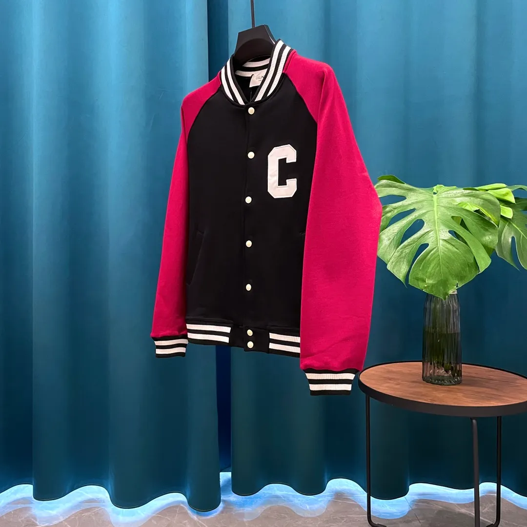 🅿️410 Celine➡️Celine runway style baseball jacket. I ordered the original model and took a month to finally ship it. I love it so much. The upper body is really handsome. A Douyin blogger said that this year's new jacket will become a future trend. If you look through street photos, you will find that celebrities regard it as a collectible jacket, a must-have item for men and women who want light luxury for commuting. Developing the highest version on the entire network, it took 1 month to customize and the cost was extremely high. The German imported flat-machine made custom-woven wool jacquard threads, using the first layer of imported lambskin. The pleated texture is unparalleled. It is hand-cut and meticulously crafted. The stitching position is very technical. Whether the whole garment is good or not depends on this position. Top-notch workmanship and details can stand the test. A full set of customized accessories, the letters are clear and perfectly restored without any difference. High-end atmosphere and full grade! The entire dress is exclusively customized with heavy craftsmanship. The towel patch embroidery is perfectly combined with craft embroidery and precise stitching! Absolute craftsmanship quality!