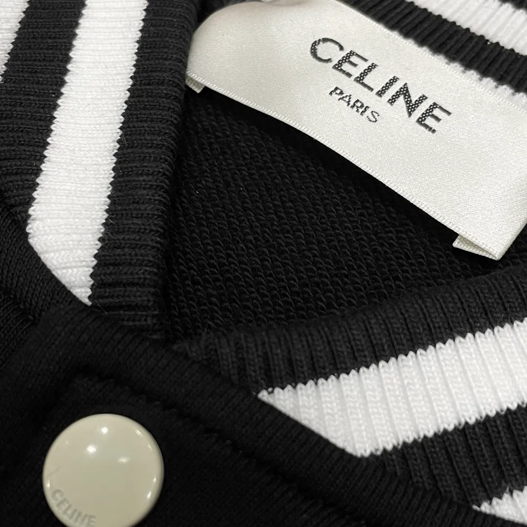 🅿️410 Celine➡️Celine runway style baseball jacket. I ordered the original model and took a month to finally ship it. I love it so much. The upper body is really handsome. A Douyin blogger said that this year's new jacket will become a future trend. If you look through street photos, you will find that celebrities regard it as a collectible jacket, a must-have item for men and women who want light luxury for commuting. Developing the highest version on the entire network, it took 1 month to customize and the cost was extremely high. The German imported flat-machine made custom-woven wool jacquard threads, using the first layer of imported lambskin. The pleated texture is unparalleled. It is hand-cut and meticulously crafted. The stitching position is very technical. Whether the whole garment is good or not depends on this position. Top-notch workmanship and details can stand the test. A full set of customized accessories, the letters are clear and perfectly restored without any difference. High-end atmosphere and full grade! The entire dress is exclusively customized with heavy craftsmanship. The towel patch embroidery is perfectly combined with craft embroidery and precise stitching! Absolute craftsmanship quality!