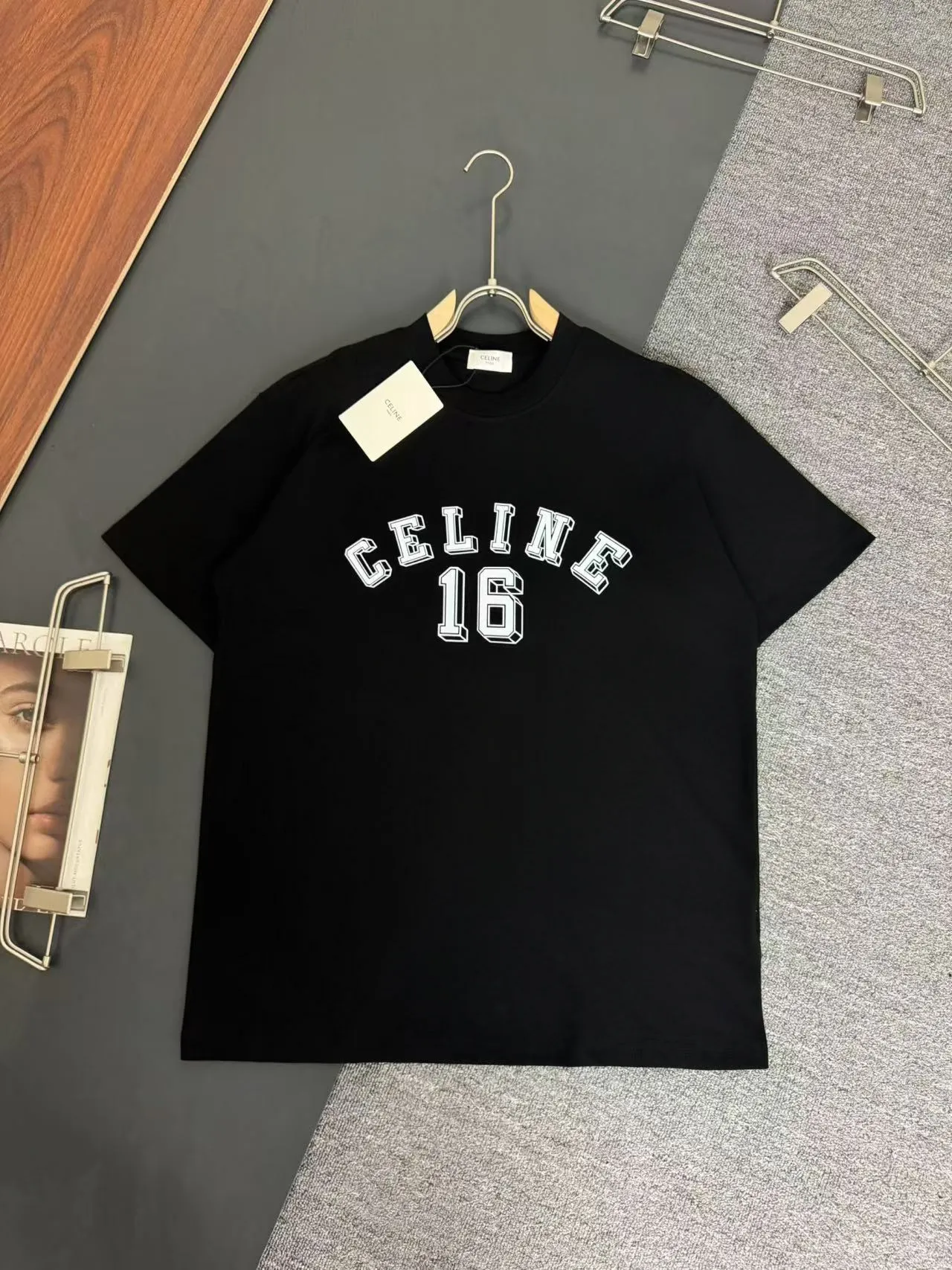 🅿️200 CELINE* Celine* 320g heavyweight pure cotton T-shirt with loose fit and three-dimensional printed logo design. Spring and summer new round neck fashionable short-sleeved T-shirt. Comfortable against the skin, durable and easy to wear. Meticulous original craftsmanship, a must-have for casual and versatile colors. Color: white, black, rose. Size: S M L XL XXL