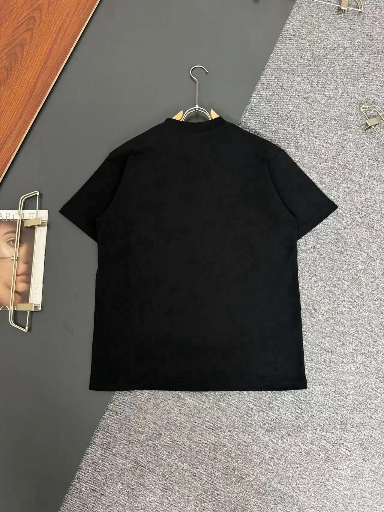 🅿️200 CELINE* Celine* 320g heavyweight pure cotton T-shirt with loose fit and three-dimensional printed logo design. Spring and summer new round neck fashionable short-sleeved T-shirt. Comfortable against the skin, durable and easy to wear. Meticulous original craftsmanship, a must-have for casual and versatile colors. Color: white, black, rose. Size: S M L XL XXL