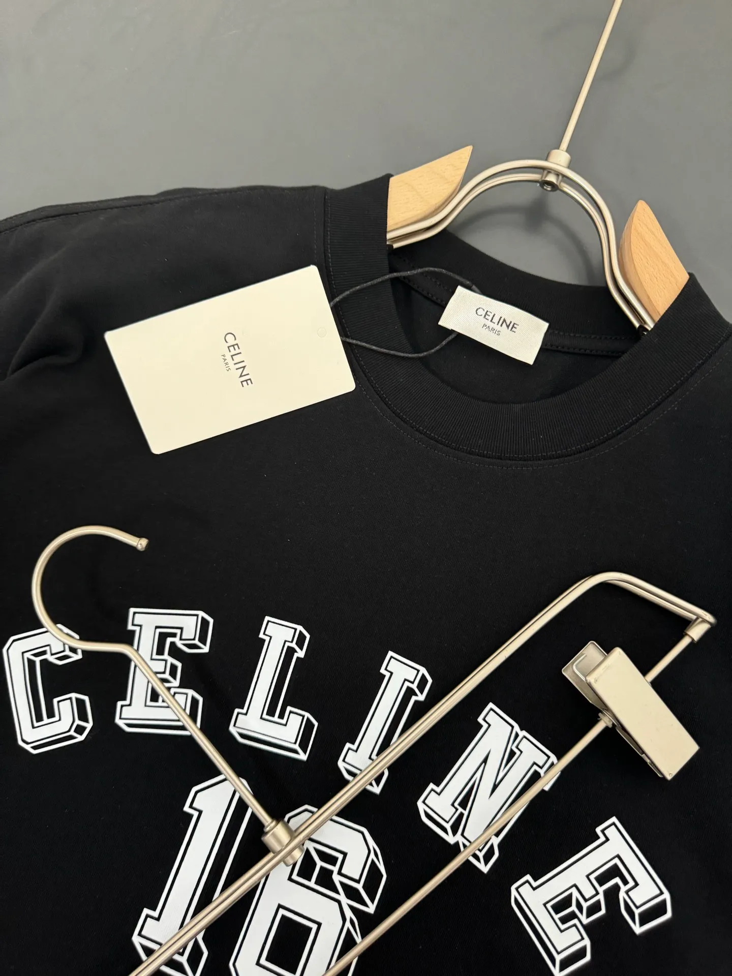 🅿️200 CELINE* Celine* 320g heavyweight pure cotton T-shirt with loose fit and three-dimensional printed logo design. Spring and summer new round neck fashionable short-sleeved T-shirt. Comfortable against the skin, durable and easy to wear. Meticulous original craftsmanship, a must-have for casual and versatile colors. Color: white, black, rose. Size: S M L XL XXL