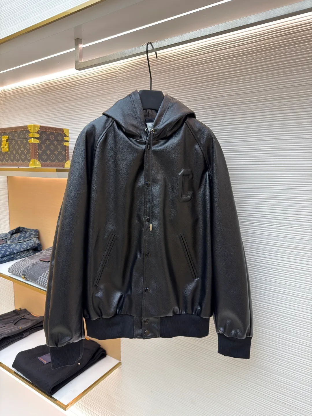 Celine leather hooded jacket ●Original version: Purchased and developed for 41000 ●Item number: 1681091-C65 ●Material: Yazun leather fabric ●Technology: Double-sided tape production ●Version: Fitted version ●Weight: about 1655 grams ●Size: 46-48-50-52 ●Description: Customized Yazun leather and Tencel Shangpin Yuli, warm color and natural luster Decorated with the iconic Celine eye-catching "C" embellished on the front, highlighting the brand's consistent elegance and fashion, the main tone is black for a gorgeous entrance, noble and elegant, every inch exudes a low-key and charming luxury luster, hooded charm, full of style, versatile charm, shaping ever-changing styles. Process 1: Laser 3D contour precise cutting, using advanced computer laser machine technology to cut the leather with high precision to create the outline of the "C" letter. The elasticity and support of the sponge pad are used to assist the embroidery routing. Create a three-dimensional and layered embroidery effect. Process 2: Double-sided tape adhesion method. Through precise cutting and positioning, ensure that the sleeves can still remain flat and fit when bent, ensuring a tight fit without leaving any gaps (just to present the same effect as the original leather jacket). Process 3: Infrared positioning technology. Advanced infrared machine positioning technology to achieve the precise creation of four-button buttons. The letters are arranged neatly and in the same direction. Process 4: Template machine to open the bag. Preset templates guide the position, shape and size of the bag opening. Accuracy ensures the quality of the bag opening effect. The overall wiring is straight and delicate, the fabric is comfortable and soft, and the color is consistent without color difference. It can be matched with the same style to create a fashionable look and control various occasions. Customized accessories, complete with three standards, same style for men and women!